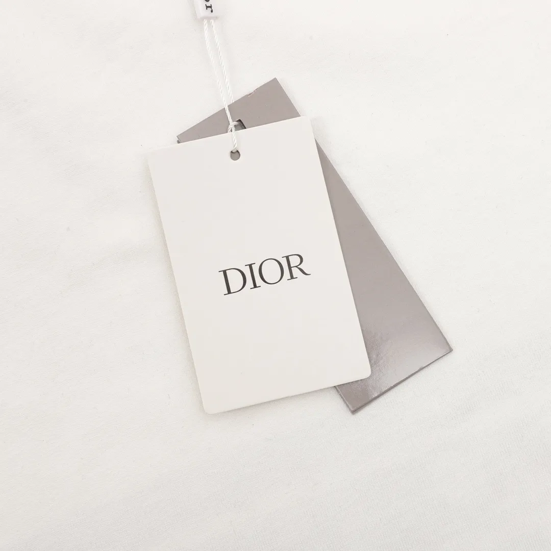 🅿️230 DIOR/Dior Pocket Decorative Splicing Short Sleeve T-shirt. The simple yet refined OS short T.Oblique splicing design creates a modern trendy look. Knitted cotton fabric is made using advanced knitting micro-density equipment to ensure that the product’s cutting shape and features are both trendy and fashionable. The spliced design of the thick cotton Oblique pocket and the printed logo strap on the back have a unique retro soft feel, full of street style and more retro flavor, reflecting the perfect design brought by the brand's fashion. Same style for men and women. size：S-L