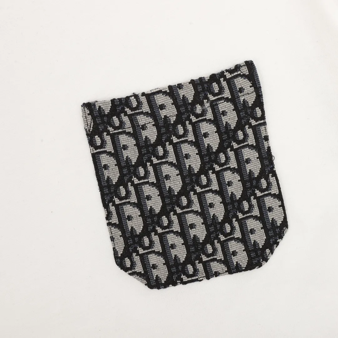 🅿️230 DIOR/Dior Pocket Decorative Splicing Short Sleeve T-shirt. The simple yet refined OS short T.Oblique splicing design creates a modern trendy look. Knitted cotton fabric is made using advanced knitting micro-density equipment to ensure that the product’s cutting shape and features are both trendy and fashionable. The spliced design of the thick cotton Oblique pocket and the printed logo strap on the back have a unique retro soft feel, full of street style and more retro flavor, reflecting the perfect design brought by the brand's fashion. Same style for men and women. size：S-L