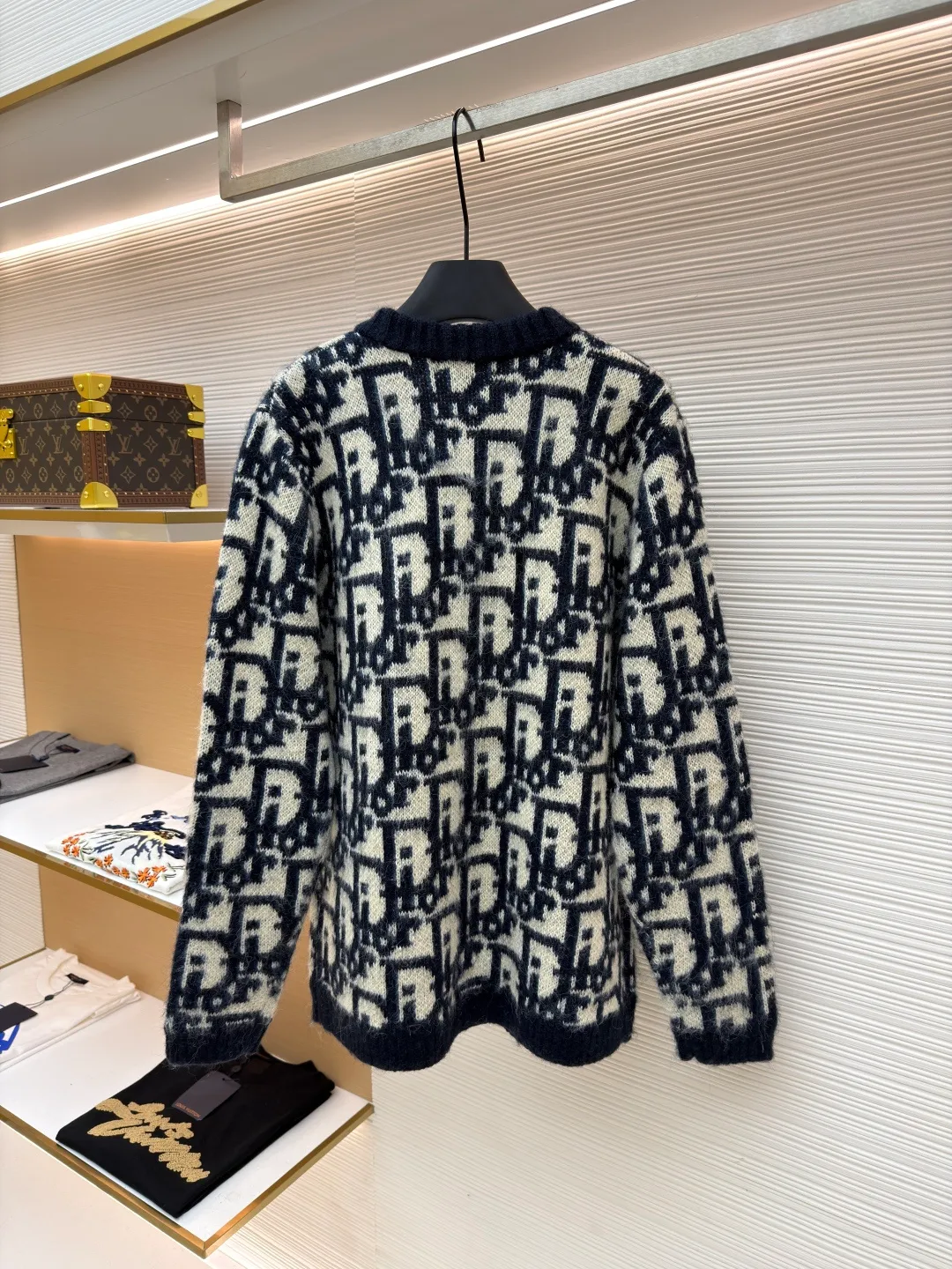 Dior mohair knitted cardigan ●Original version: Purchased and developed at 17989 ●Item number: 1681345-B60 ●Fabric: mohair fabric ●Technology: Knitted production ●Color: black and white ●Type: Fitted version ●Weight: about 705 grams ●Size: S-M-L-XL ●Description: This cardigan is made of mohair blended fabric, which is soft to the touch and has a fluffy texture. The brand's classic letter jacquard is displayed all over the body, which is realized through two-color knitting technology. The pattern texture is clear and three-dimensional, and the colors are distinct. The round neck design is processed by ribbing edge processing, and the neckline is stiff and not easy to deform; the placket is equipped with retro metal buttons, the color is old and echoes the overall style. The ribs on the cuffs and hem are made of high-elastic knitting technology to ensure good fit and resilience. The overall cut is a loose fit, and the splicing of the body uses seamless weaving technology to avoid exposed threads and improve wearing comfort. From jacquard craftsmanship to detail processing, every step reflects the exquisite control of luxury knitwear. It is a fusion of the brand's classic elements and high-end knitting craftsmanship. The overall wiring is straight and delicate, the fabric is comfortable and soft, and the color is consistent without color difference. It can be matched with the same style to create a fashionable look and control various occasions. Customized accessories, complete with three standards, same style for men and women!