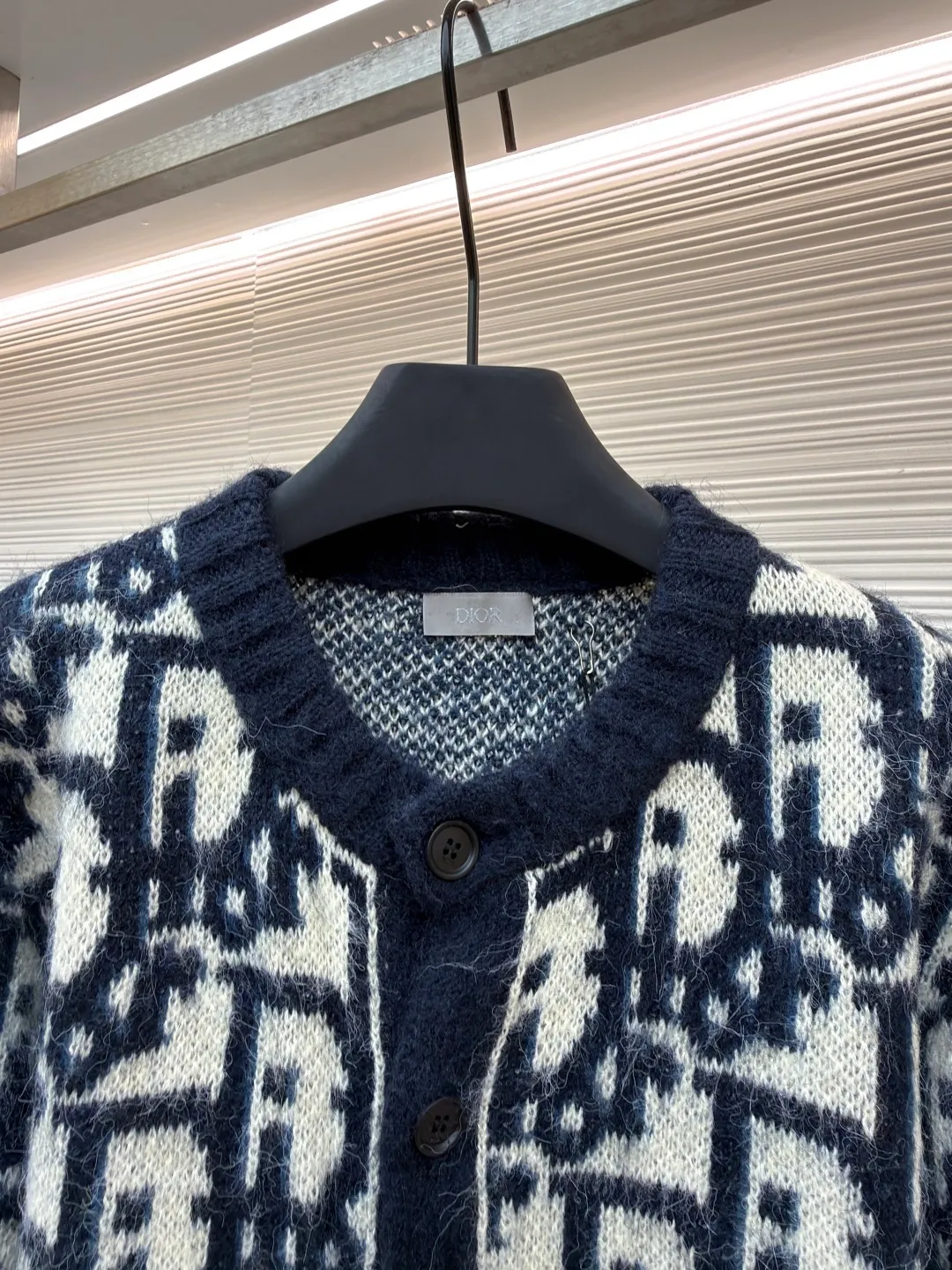 Dior mohair knitted cardigan ●Original version: Purchased and developed at 17989 ●Item number: 1681345-B60 ●Fabric: mohair fabric ●Technology: Knitted production ●Color: black and white ●Type: Fitted version ●Weight: about 705 grams ●Size: S-M-L-XL ●Description: This cardigan is made of mohair blended fabric, which is soft to the touch and has a fluffy texture. The brand's classic letter jacquard is displayed all over the body, which is realized through two-color knitting technology. The pattern texture is clear and three-dimensional, and the colors are distinct. The round neck design is processed by ribbing edge processing, and the neckline is stiff and not easy to deform; the placket is equipped with retro metal buttons, the color is old and echoes the overall style. The ribs on the cuffs and hem are made of high-elastic knitting technology to ensure good fit and resilience. The overall cut is a loose fit, and the splicing of the body uses seamless weaving technology to avoid exposed threads and improve wearing comfort. From jacquard craftsmanship to detail processing, every step reflects the exquisite control of luxury knitwear. It is a fusion of the brand's classic elements and high-end knitting craftsmanship. The overall wiring is straight and delicate, the fabric is comfortable and soft, and the color is consistent without color difference. It can be matched with the same style to create a fashionable look and control various occasions. Customized accessories, complete with three standards, same style for men and women!