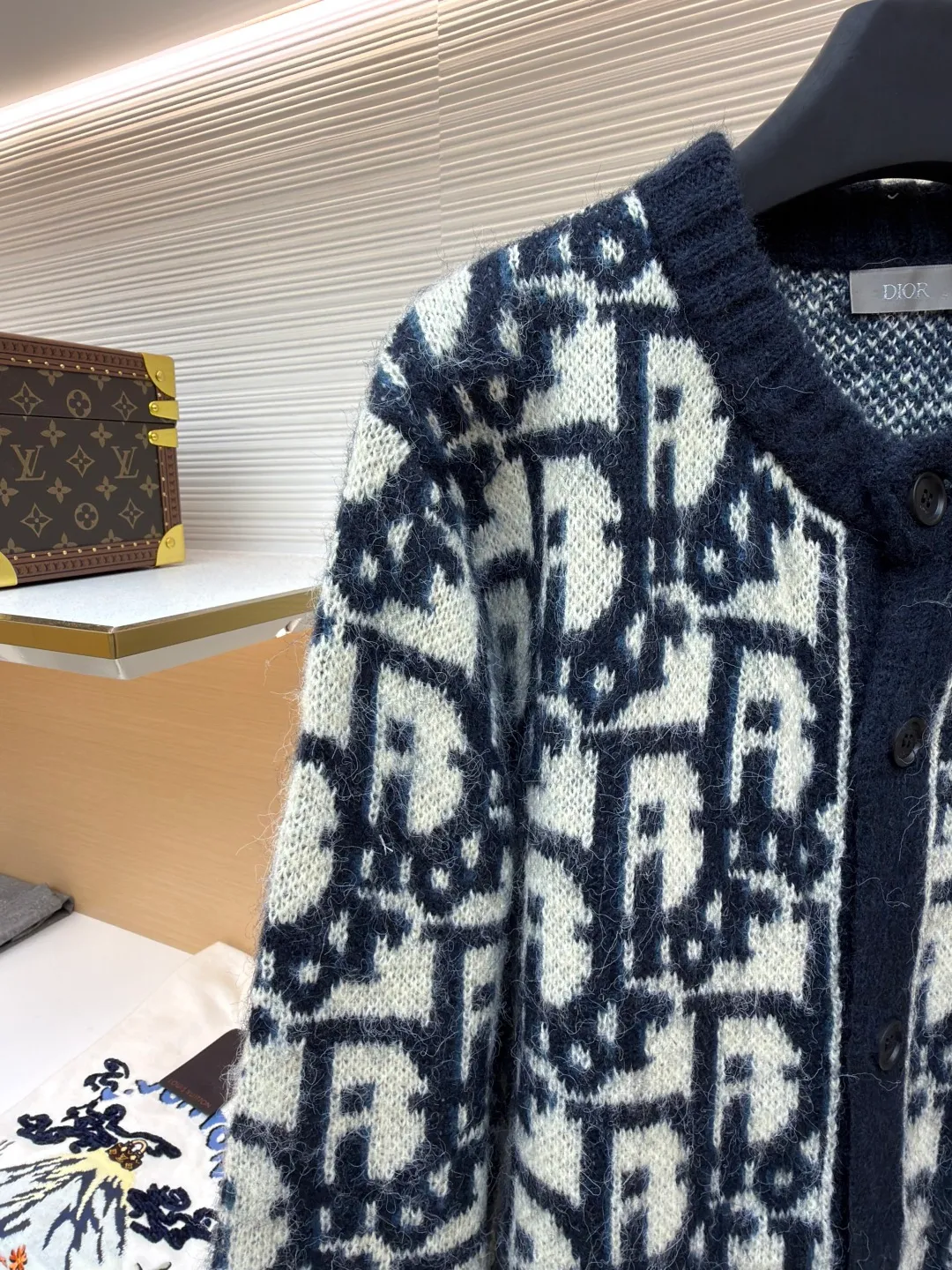 Dior mohair knitted cardigan ●Original version: Purchased and developed at 17989 ●Item number: 1681345-B60 ●Fabric: mohair fabric ●Technology: Knitted production ●Color: black and white ●Type: Fitted version ●Weight: about 705 grams ●Size: S-M-L-XL ●Description: This cardigan is made of mohair blended fabric, which is soft to the touch and has a fluffy texture. The brand's classic letter jacquard is displayed all over the body, which is realized through two-color knitting technology. The pattern texture is clear and three-dimensional, and the colors are distinct. The round neck design is processed by ribbing edge processing, and the neckline is stiff and not easy to deform; the placket is equipped with retro metal buttons, the color is old and echoes the overall style. The ribs on the cuffs and hem are made of high-elastic knitting technology to ensure good fit and resilience. The overall cut is a loose fit, and the splicing of the body uses seamless weaving technology to avoid exposed threads and improve wearing comfort. From jacquard craftsmanship to detail processing, every step reflects the exquisite control of luxury knitwear. It is a fusion of the brand's classic elements and high-end knitting craftsmanship. The overall wiring is straight and delicate, the fabric is comfortable and soft, and the color is consistent without color difference. It can be matched with the same style to create a fashionable look and control various occasions. Customized accessories, complete with three standards, same style for men and women!