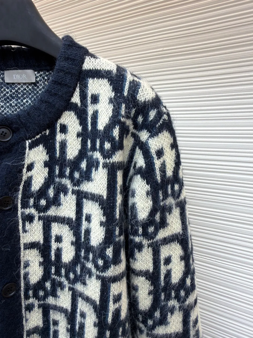 Dior mohair knitted cardigan ●Original version: Purchased and developed at 17989 ●Item number: 1681345-B60 ●Fabric: mohair fabric ●Technology: Knitted production ●Color: black and white ●Type: Fitted version ●Weight: about 705 grams ●Size: S-M-L-XL ●Description: This cardigan is made of mohair blended fabric, which is soft to the touch and has a fluffy texture. The brand's classic letter jacquard is displayed all over the body, which is realized through two-color knitting technology. The pattern texture is clear and three-dimensional, and the colors are distinct. The round neck design is processed by ribbing edge processing, and the neckline is stiff and not easy to deform; the placket is equipped with retro metal buttons, the color is old and echoes the overall style. The ribs on the cuffs and hem are made of high-elastic knitting technology to ensure good fit and resilience. The overall cut is a loose fit, and the splicing of the body uses seamless weaving technology to avoid exposed threads and improve wearing comfort. From jacquard craftsmanship to detail processing, every step reflects the exquisite control of luxury knitwear. It is a fusion of the brand's classic elements and high-end knitting craftsmanship. The overall wiring is straight and delicate, the fabric is comfortable and soft, and the color is consistent without color difference. It can be matched with the same style to create a fashionable look and control various occasions. Customized accessories, complete with three standards, same style for men and women!