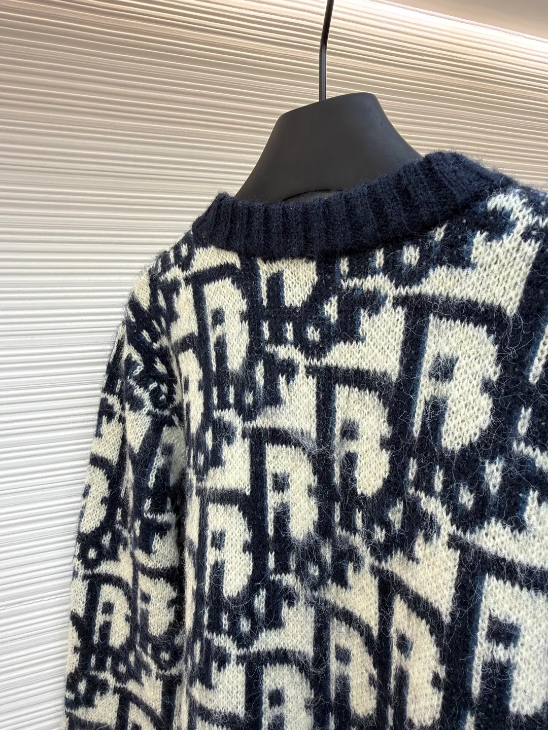 Dior mohair knitted cardigan ●Original version: Purchased and developed at 17989 ●Item number: 1681345-B60 ●Fabric: mohair fabric ●Technology: Knitted production ●Color: black and white ●Type: Fitted version ●Weight: about 705 grams ●Size: S-M-L-XL ●Description: This cardigan is made of mohair blended fabric, which is soft to the touch and has a fluffy texture. The brand's classic letter jacquard is displayed all over the body, which is realized through two-color knitting technology. The pattern texture is clear and three-dimensional, and the colors are distinct. The round neck design is processed by ribbing edge processing, and the neckline is stiff and not easy to deform; the placket is equipped with retro metal buttons, the color is old and echoes the overall style. The ribs on the cuffs and hem are made of high-elastic knitting technology to ensure good fit and resilience. The overall cut is a loose fit, and the splicing of the body uses seamless weaving technology to avoid exposed threads and improve wearing comfort. From jacquard craftsmanship to detail processing, every step reflects the exquisite control of luxury knitwear. It is a fusion of the brand's classic elements and high-end knitting craftsmanship. The overall wiring is straight and delicate, the fabric is comfortable and soft, and the color is consistent without color difference. It can be matched with the same style to create a fashionable look and control various occasions. Customized accessories, complete with three standards, same style for men and women!