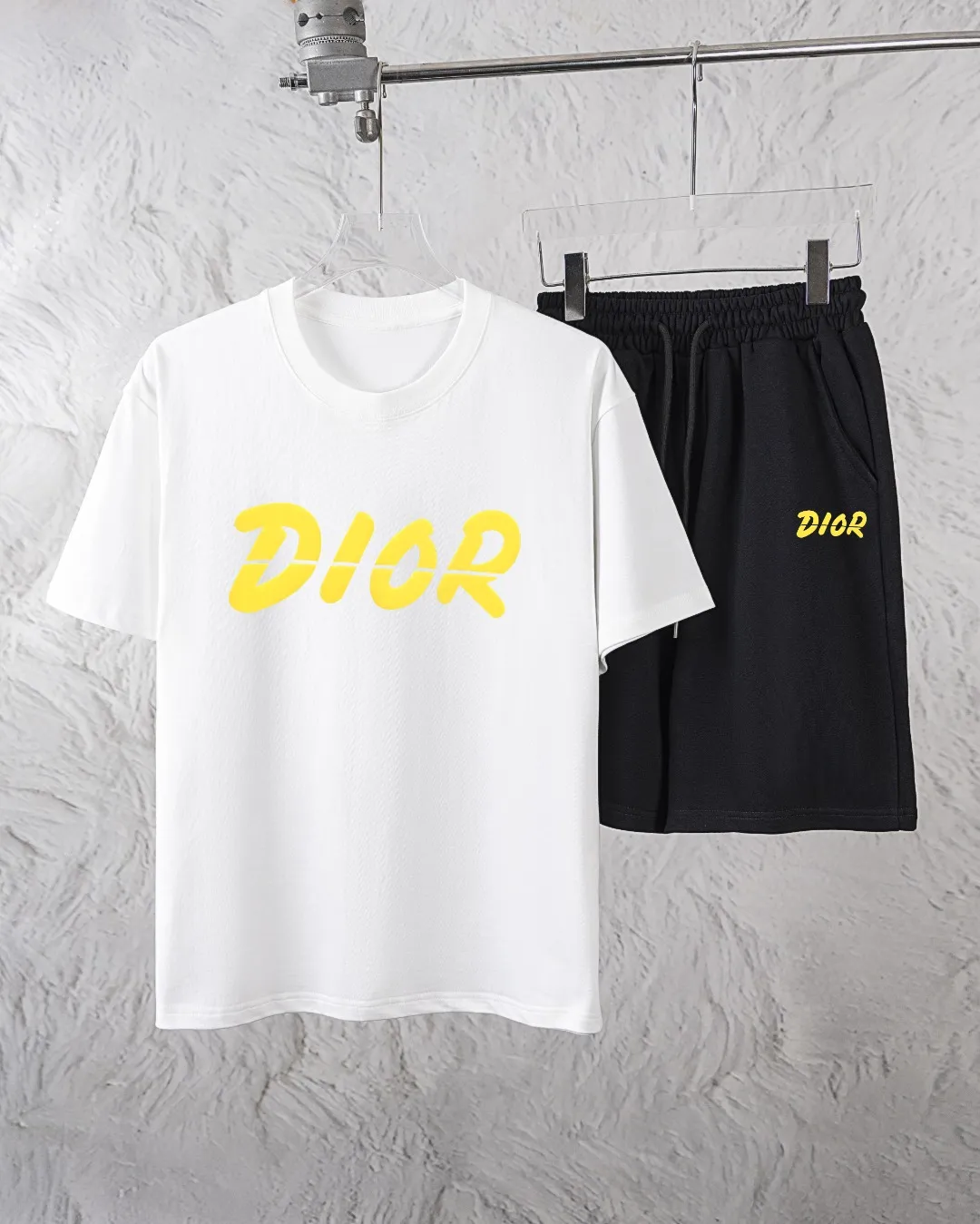 🅿️300 Dior Exclusively provides new trendy men’s fashionable round neck short-sleeved shorts suits, trendy and fashionable casual short-sleeved suits! It has high breathability and comfort, impeccable details, and brand element design concept, reflecting high quality. It presents a casual cut and the upper body shape is great! Material: 260g double yarn pure cotton short sleeves + 360g pure cotton terry shorts Size: S-XXL 🔥 (please state your height and weight when placing an order)