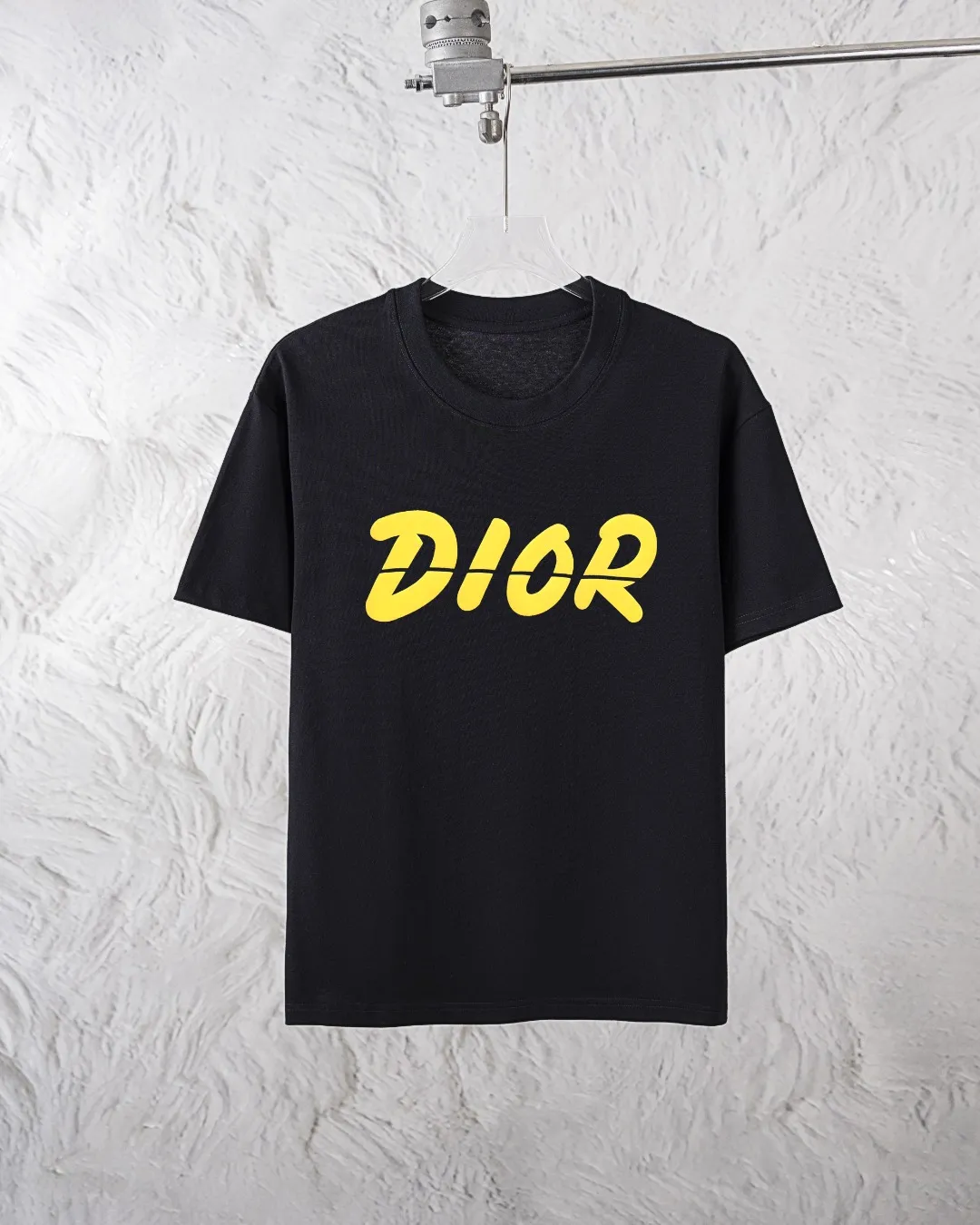 🅿️300 Dior Exclusively provides new trendy men’s fashionable round neck short-sleeved shorts suits, trendy and fashionable casual short-sleeved suits! It has high breathability and comfort, impeccable details, and brand element design concept, reflecting high quality. It presents a casual cut and the upper body shape is great! Material: 260g double yarn pure cotton short sleeves + 360g pure cotton terry shorts Size: S-XXL 🔥 (please state your height and weight when placing an order)