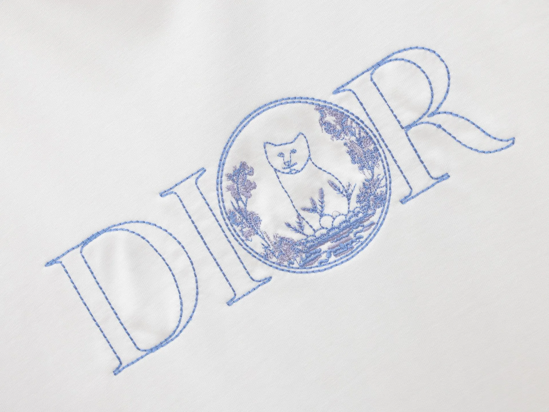 🅿️250 Dio*/Dior 25 new embroidered hollow letter cat pattern round neck short-sleeved T-shirt 270g washed cotton, 36 double yarns, stable, tight and thick feel Four-thread dense edges, double-thread collar edge, double-needle chain bottom hemming and threading Front embroidery, fine workmanship, the cat logo pattern is full of fun Size: S/M/L/XL