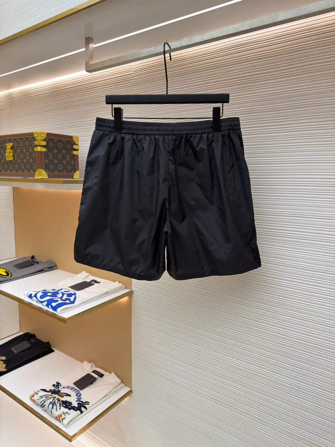 Prada triangle logo nylon shorts ●Original version: Purchased and developed for 9950 ●Item number: 1682248-A20 ●Fabric: nylon fabric ●Technology: Ergonomic three-dimensional cutting ●Color: black ●Version: Fitted version ●Weight: about 130 grams ●Size: 42-44-46-48 ●Description: Customized recycled polyester nylon fabric, refreshing and breathable, comfortable and skin-friendly, with deep black as the main color Pure and deep, the iconic Prada triangle logo is embellished on the body of the trousers, instantly injecting soul into the overall look and highlighting the brand's charm. The three-dimensional tailoring cleverly integrated into the sides adds layering and dynamics, showing off the ever-changing elf in the dressing world with its lightness. The infrared positioning of the "Prada triangle mark" by an imported special machine is more precise and firm. Ergonomic three-dimensional cutting returns to traditional craftsmanship through segmentation, folding, shrinking, and stretching techniques. The so-called slow work produces fine work, which is the respect for materials and the pursuit of feel. The workmanship is complex and tedious. The aging is slow. The fabrics are washed and washed. The hand feel and texture are better. It is not easy to deform, not easy to shrink, not easy to fade, and maintains long-term beauty. The overall wiring is straight and delicate, the fabric is comfortable and soft, and the color is consistent without color difference. It can be matched with the same style to create a fashionable look and control various occasions. Customized accessories, complete with three standards, same style for men and women!