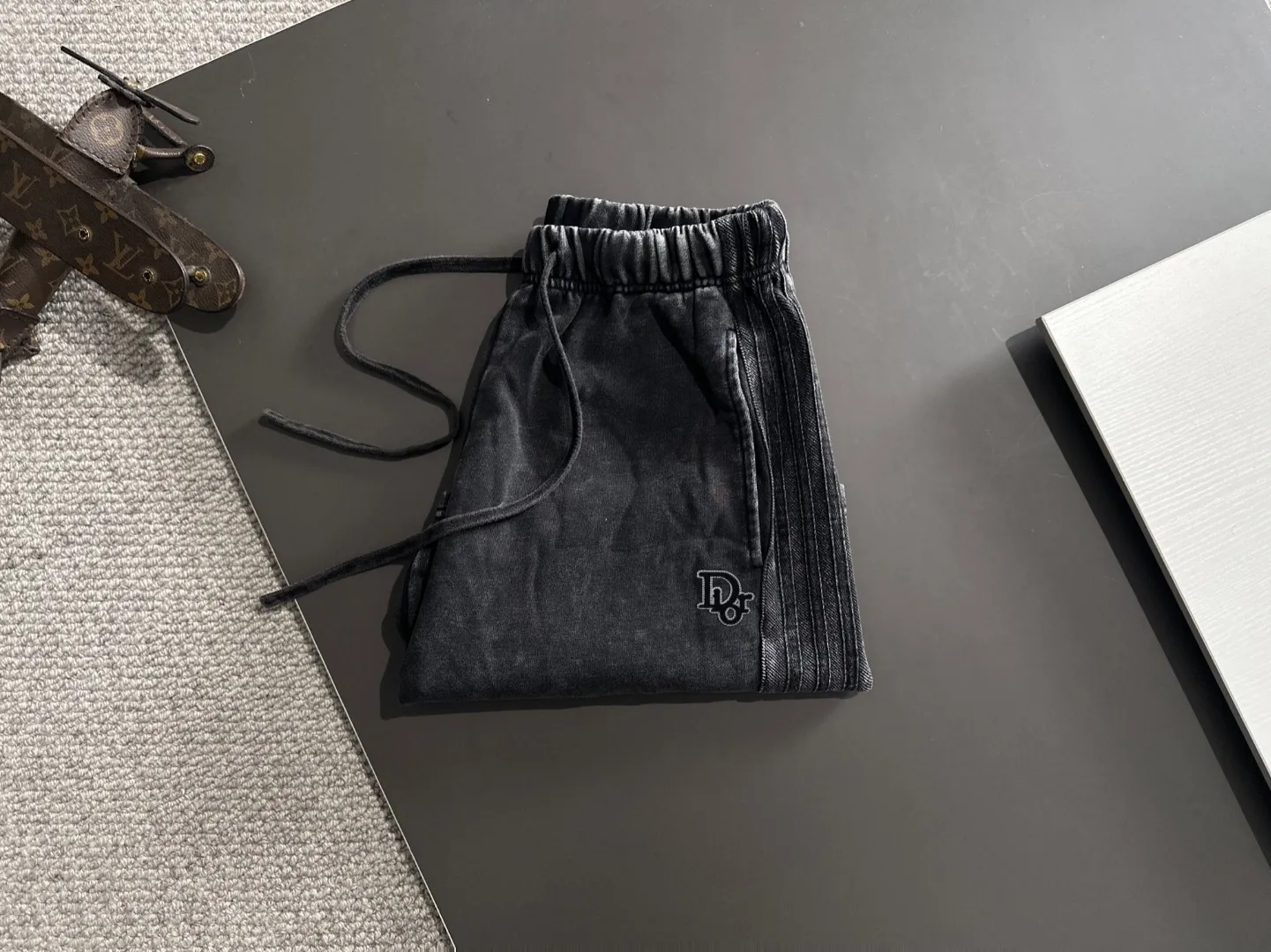 🅿️500 next day shipping DIOR/Dior high quality 2025 spring and summer new elastic band casual heavy industry washed suit, batik tripe sweat-absorbent and breathable, counter-customized fabric with high breathability and comfort, impeccable details, brand element design concept, reflecting high quality. It feels delicate and soft! It presents a casual cut and the upper body shape is great! Trading company channels are rare and available on the official website simultaneously! From a high-end men's positioning brand, high-end, low-key luxury taste, people can't refuse! Exquisite workmanship and impeccable quality! The overall style is simple, fashionable and timeless, fully meeting the requirements of stylish and tasteful dressing! Size: S-XXL