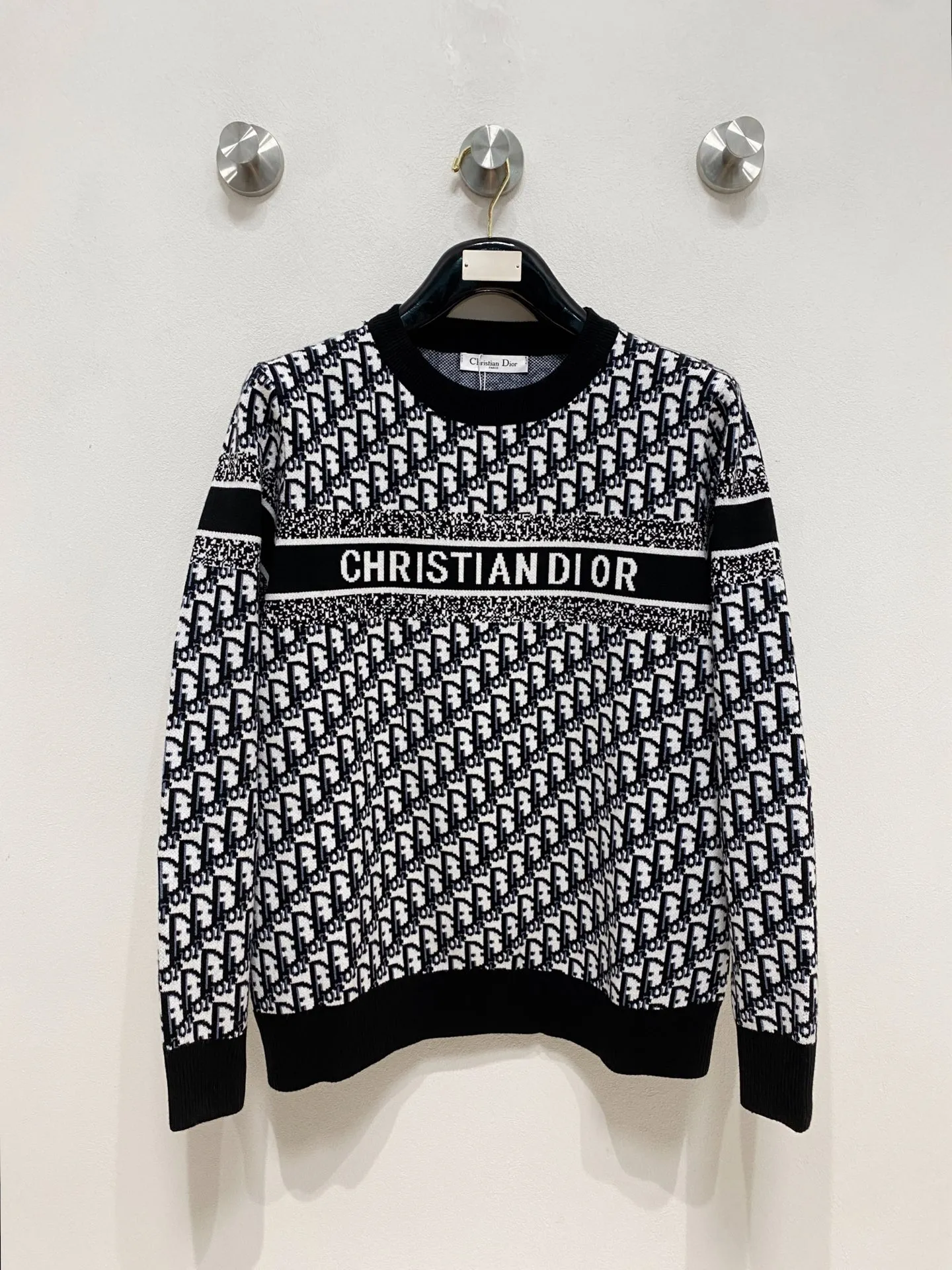 🅿️440 Dior crew neck sweater, made of wool blended yarn, has good warmth retention, fluffy and soft, doubles skin care, giving you a lightweight wearing experience. High-quality natural fibers ensure high-quality life. The whole piece adopts solid color single-sided craftsmanship, leaving loose space when fit, solid color plain weave, neat texture, solid color design, durable and high-end. The workmanship is meticulous, fashionable and versatile. The reverse shoulder design is simple and comfortable. At the same time, it uses counter stitching to highlight the quality in the details, making the temperament more low-key, restrained, calm and stylish, and better showing the clean and tidy side of successful men. The collar, cuffs, and hem are made of dense rib weaving, which is tight and elastic, not easy to deform, and highlights the details and texture. Whether worn alone or layered, it can not only give you a warm feeling, but also give you a sophisticated sense of fashion.      Size: M-XXXL