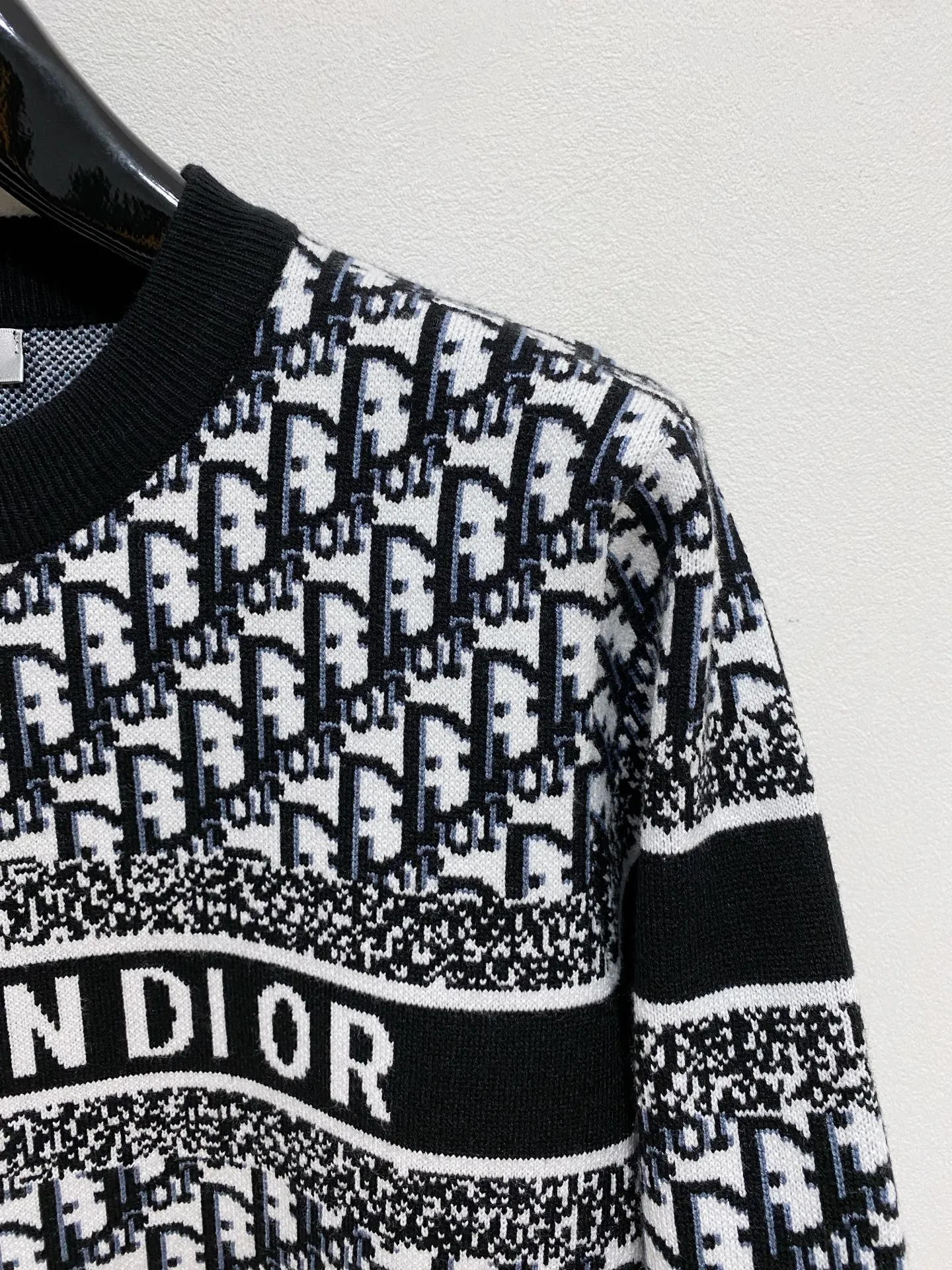 🅿️440 Dior crew neck sweater, made of wool blended yarn, has good warmth retention, fluffy and soft, doubles skin care, giving you a lightweight wearing experience. High-quality natural fibers ensure high-quality life. The whole piece adopts solid color single-sided craftsmanship, leaving loose space when fit, solid color plain weave, neat texture, solid color design, durable and high-end. The workmanship is meticulous, fashionable and versatile. The reverse shoulder design is simple and comfortable. At the same time, it uses counter stitching to highlight the quality in the details, making the temperament more low-key, restrained, calm and stylish, and better showing the clean and tidy side of successful men. The collar, cuffs, and hem are made of dense rib weaving, which is tight and elastic, not easy to deform, and highlights the details and texture. Whether worn alone or layered, it can not only give you a warm feeling, but also give you a sophisticated sense of fashion.      Size: M-XXXL