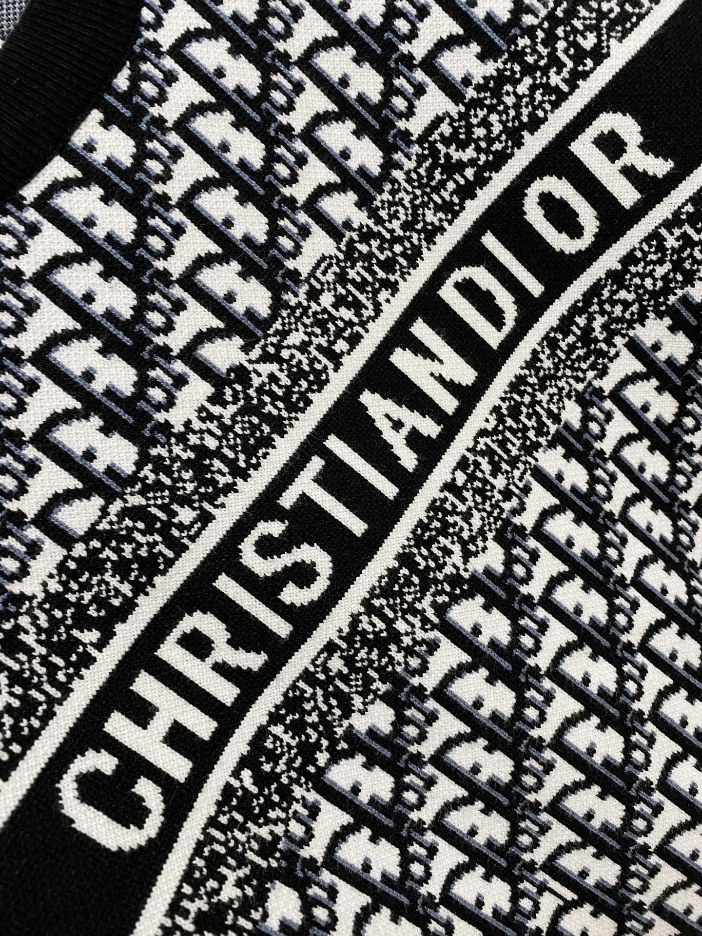 🅿️440 Dior crew neck sweater, made of wool blended yarn, has good warmth retention, fluffy and soft, doubles skin care, giving you a lightweight wearing experience. High-quality natural fibers ensure high-quality life. The whole piece adopts solid color single-sided craftsmanship, leaving loose space when fit, solid color plain weave, neat texture, solid color design, durable and high-end. The workmanship is meticulous, fashionable and versatile. The reverse shoulder design is simple and comfortable. At the same time, it uses counter stitching to highlight the quality in the details, making the temperament more low-key, restrained, calm and stylish, and better showing the clean and tidy side of successful men. The collar, cuffs, and hem are made of dense rib weaving, which is tight and elastic, not easy to deform, and highlights the details and texture. Whether worn alone or layered, it can not only give you a warm feeling, but also give you a sophisticated sense of fashion.      Size: M-XXXL