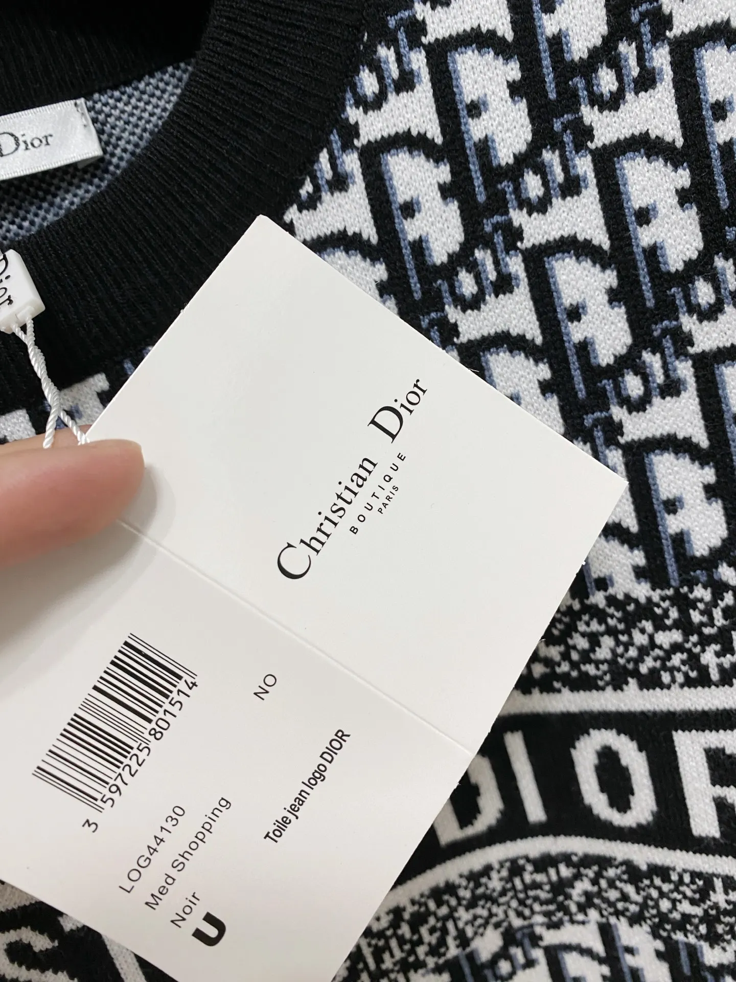 🅿️440 Dior crew neck sweater, made of wool blended yarn, has good warmth retention, fluffy and soft, doubles skin care, giving you a lightweight wearing experience. High-quality natural fibers ensure high-quality life. The whole piece adopts solid color single-sided craftsmanship, leaving loose space when fit, solid color plain weave, neat texture, solid color design, durable and high-end. The workmanship is meticulous, fashionable and versatile. The reverse shoulder design is simple and comfortable. At the same time, it uses counter stitching to highlight the quality in the details, making the temperament more low-key, restrained, calm and stylish, and better showing the clean and tidy side of successful men. The collar, cuffs, and hem are made of dense rib weaving, which is tight and elastic, not easy to deform, and highlights the details and texture. Whether worn alone or layered, it can not only give you a warm feeling, but also give you a sophisticated sense of fashion.      Size: M-XXXL