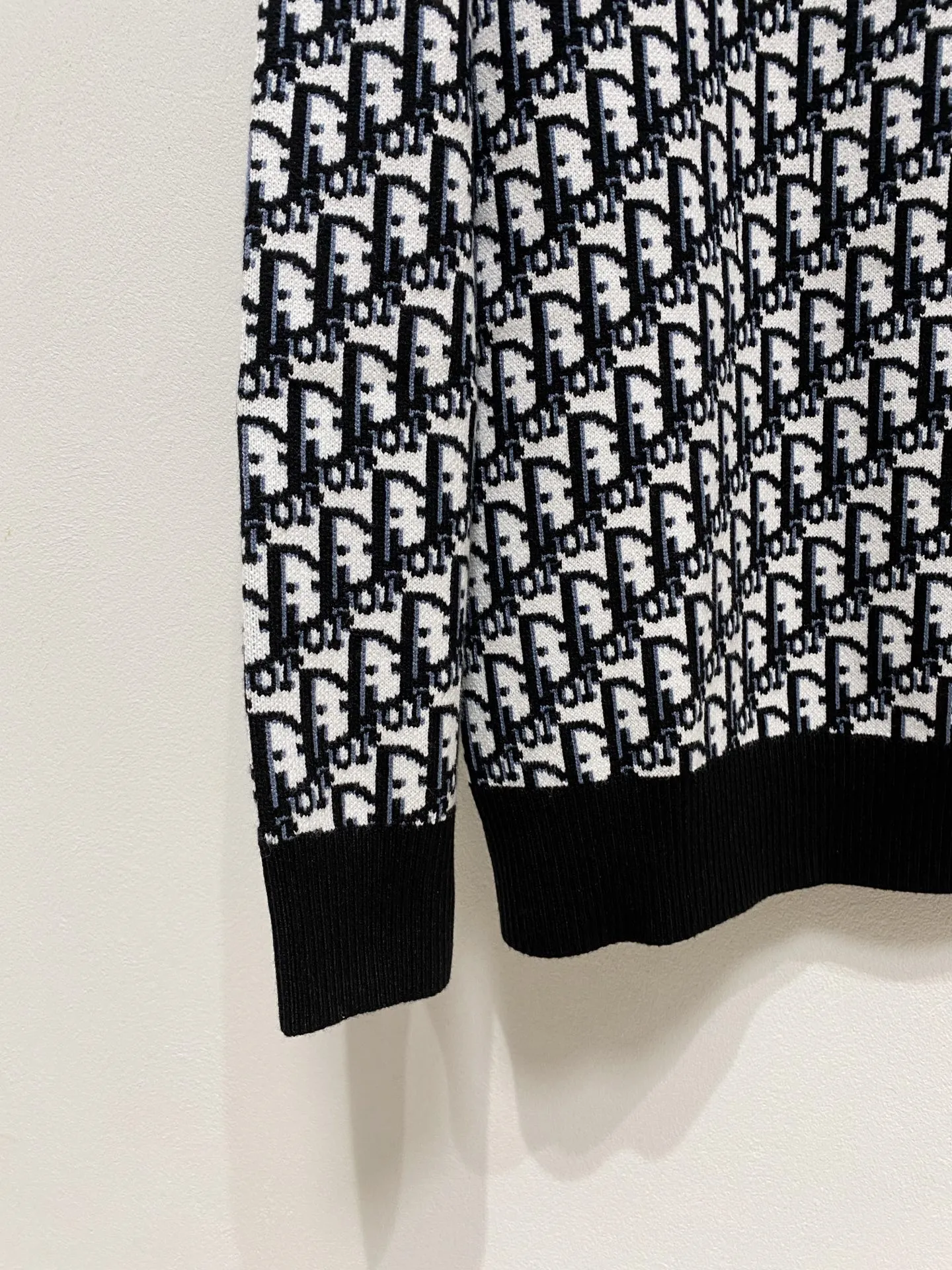 🅿️440 Dior crew neck sweater, made of wool blended yarn, has good warmth retention, fluffy and soft, doubles skin care, giving you a lightweight wearing experience. High-quality natural fibers ensure high-quality life. The whole piece adopts solid color single-sided craftsmanship, leaving loose space when fit, solid color plain weave, neat texture, solid color design, durable and high-end. The workmanship is meticulous, fashionable and versatile. The reverse shoulder design is simple and comfortable. At the same time, it uses counter stitching to highlight the quality in the details, making the temperament more low-key, restrained, calm and stylish, and better showing the clean and tidy side of successful men. The collar, cuffs, and hem are made of dense rib weaving, which is tight and elastic, not easy to deform, and highlights the details and texture. Whether worn alone or layered, it can not only give you a warm feeling, but also give you a sophisticated sense of fashion.      Size: M-XXXL