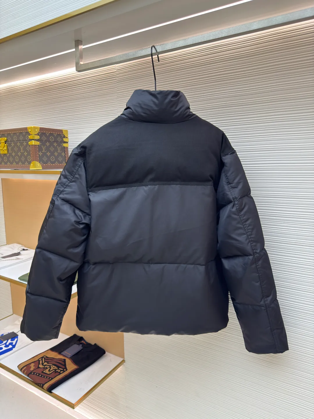 Prada Re-Nylon stand collar short jacket ●Original version: Purchased and developed at 18899 ●Item number: 1680772-D60 ●Material: white duck down fabric ●Technology: made on a positioning cutting machine ●Type: fitted version ●Weight: about 950 grams ●Size: S-M-L-XL ●Description: Original custom-made hardware accessories are all imported, original customization is welcome to compare Absolute high quality, using top 90 white duck down and super soft It's fluffy and full, made of super heavy-duty fabrics, and has a perfect fit. The overall wiring is straight and delicate, the fabric is comfortable and soft, and the color is consistent without color difference. It can be matched with the same style to create a fashionable look and control various occasions. Customized accessories, complete with three standards, same style for men and women!