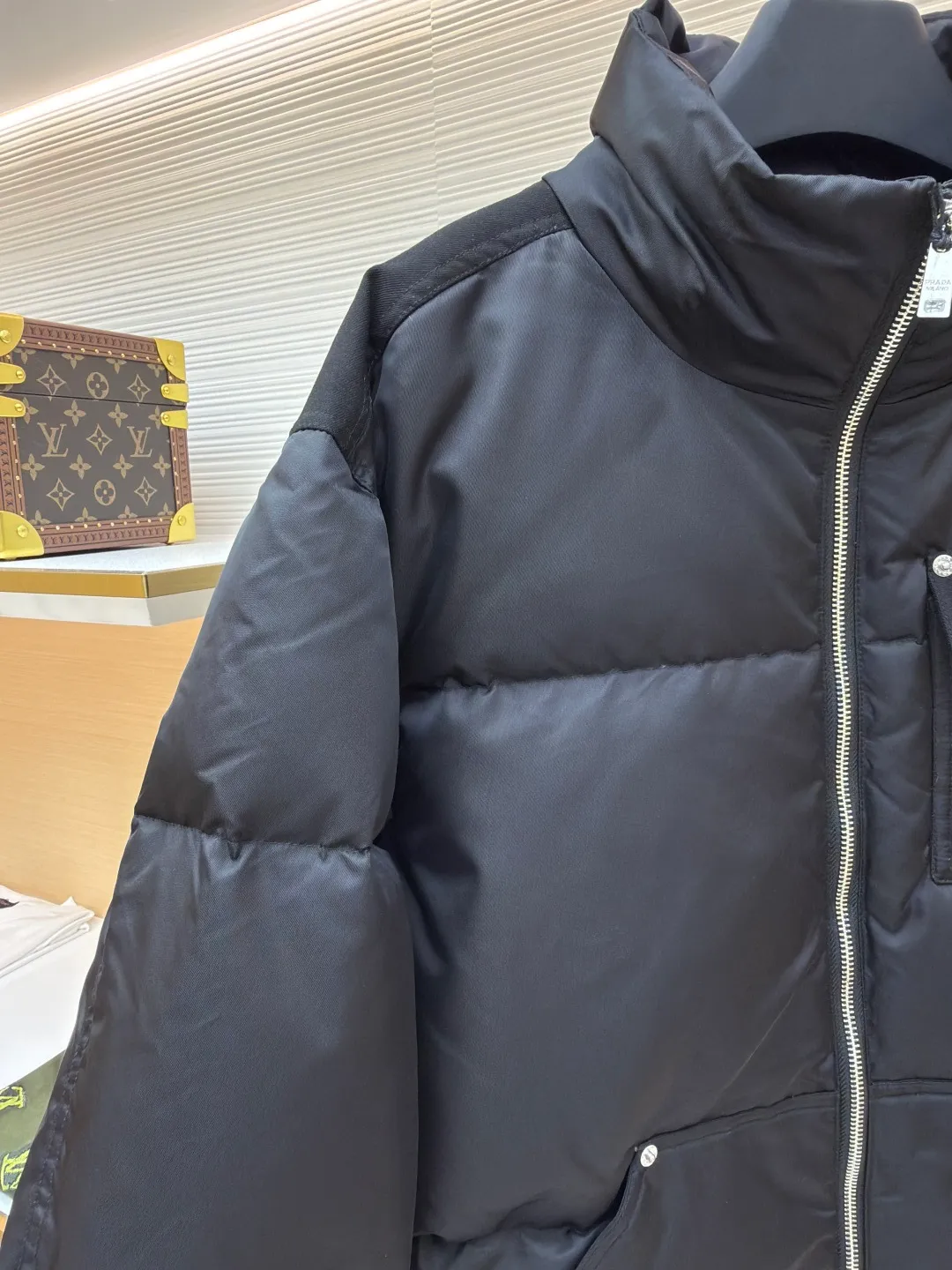 Prada Re-Nylon stand collar short jacket ●Original version: Purchased and developed at 18899 ●Item number: 1680772-D60 ●Material: white duck down fabric ●Technology: made on a positioning cutting machine ●Type: fitted version ●Weight: about 950 grams ●Size: S-M-L-XL ●Description: Original custom-made hardware accessories are all imported, original customization is welcome to compare Absolute high quality, using top 90 white duck down and super soft It's fluffy and full, made of super heavy-duty fabrics, and has a perfect fit. The overall wiring is straight and delicate, the fabric is comfortable and soft, and the color is consistent without color difference. It can be matched with the same style to create a fashionable look and control various occasions. Customized accessories, complete with three standards, same style for men and women!