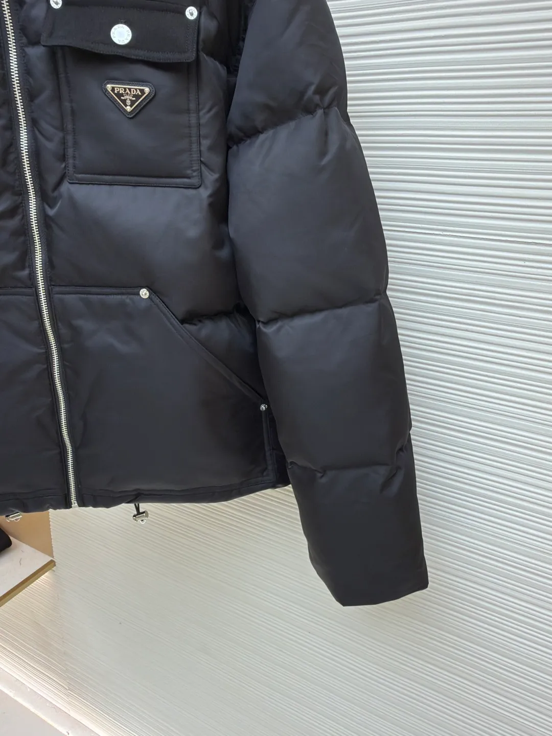 Prada Re-Nylon stand collar short jacket ●Original version: Purchased and developed at 18899 ●Item number: 1680772-D60 ●Material: white duck down fabric ●Technology: made on a positioning cutting machine ●Type: fitted version ●Weight: about 950 grams ●Size: S-M-L-XL ●Description: Original custom-made hardware accessories are all imported, original customization is welcome to compare Absolute high quality, using top 90 white duck down and super soft It's fluffy and full, made of super heavy-duty fabrics, and has a perfect fit. The overall wiring is straight and delicate, the fabric is comfortable and soft, and the color is consistent without color difference. It can be matched with the same style to create a fashionable look and control various occasions. Customized accessories, complete with three standards, same style for men and women!