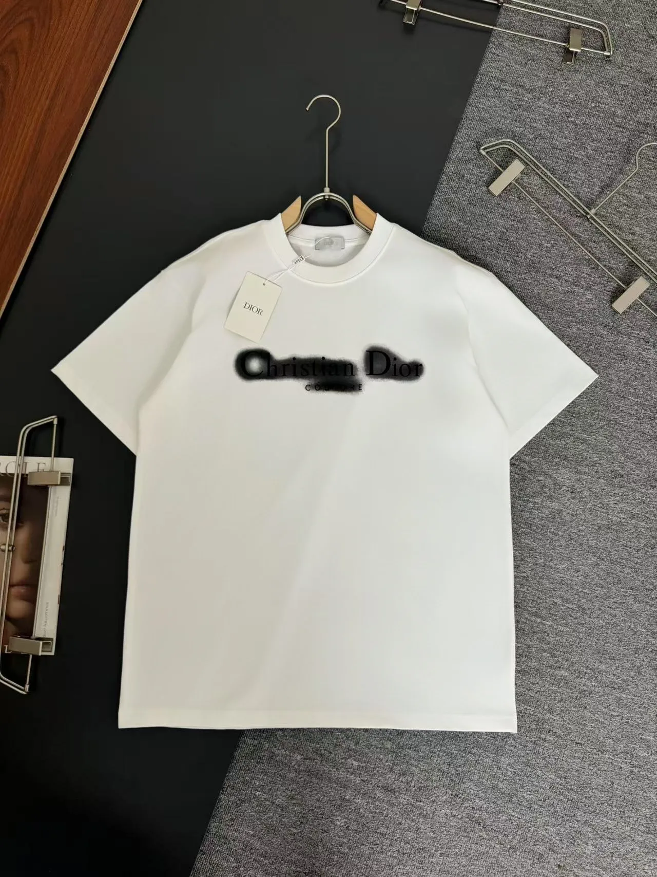 🅿️200 DIOR*Dior*320g heavyweight pure cotton T-shirt, thick, breathable and loose fit. Printed logo design. Spring and summer new round neck fashionable short-sleeved T-shirt. Comfortable against the skin, durable and easy to wear. Meticulous original craftsmanship, a must-have for casual and versatile colors. Color: Black, White, Anchor Red. Size: S M L XL XXL.