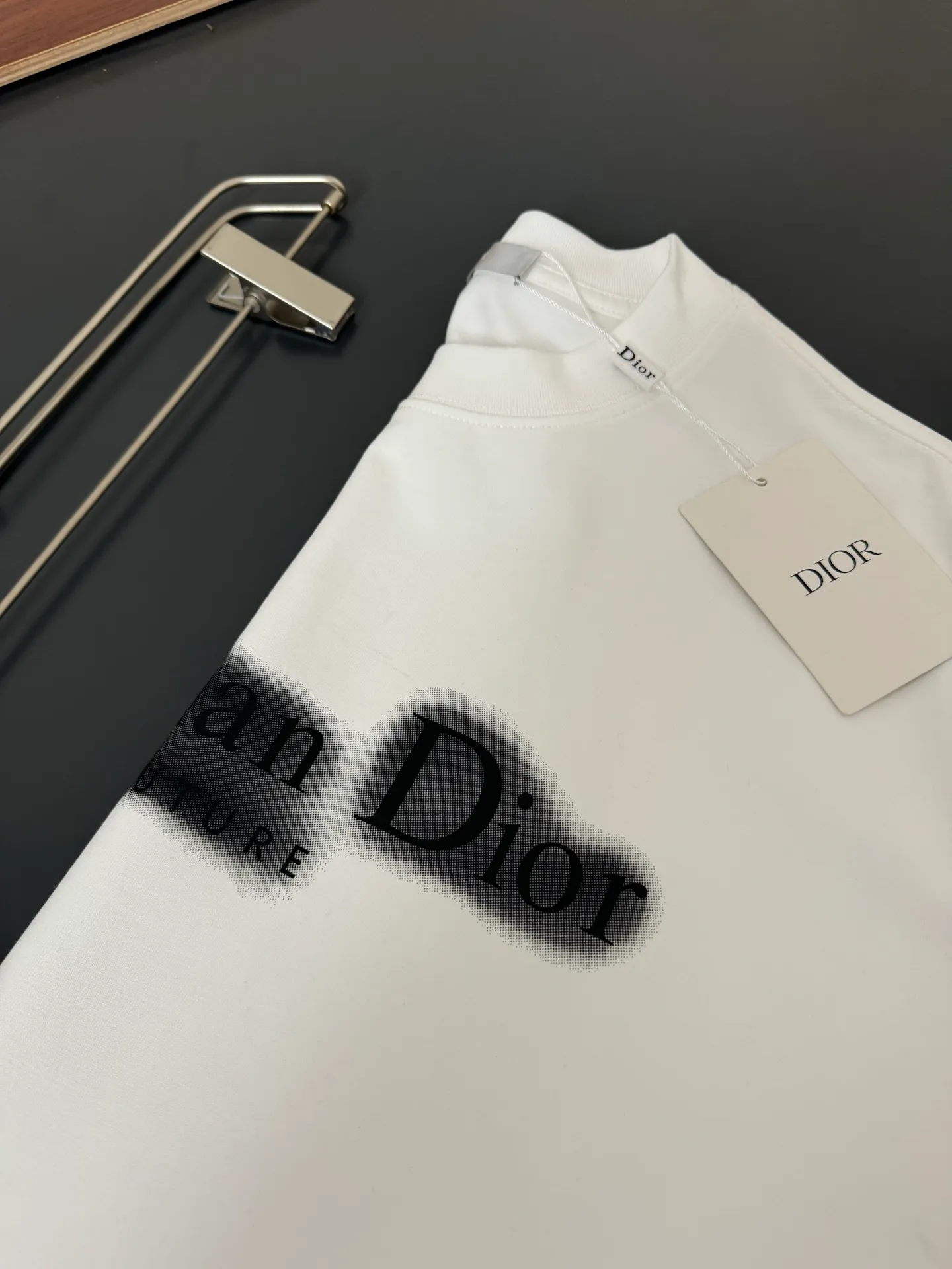 🅿️200 DIOR*Dior*320g heavyweight pure cotton T-shirt, thick, breathable and loose fit. Printed logo design. Spring and summer new round neck fashionable short-sleeved T-shirt. Comfortable against the skin, durable and easy to wear. Meticulous original craftsmanship, a must-have for casual and versatile colors. Color: Black, White, Anchor Red. Size: S M L XL XXL.