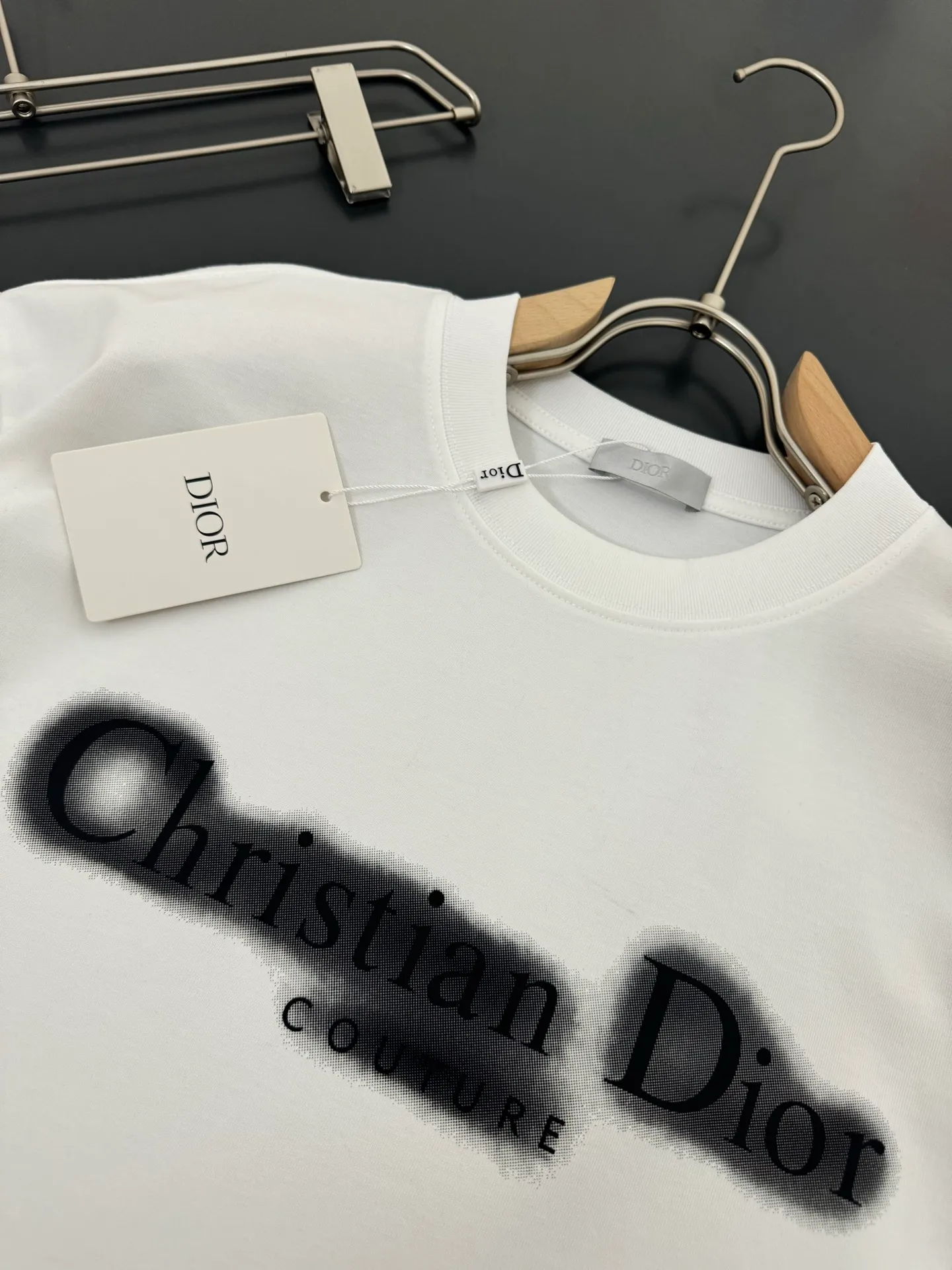 🅿️200 DIOR*Dior*320g heavyweight pure cotton T-shirt, thick, breathable and loose fit. Printed logo design. Spring and summer new round neck fashionable short-sleeved T-shirt. Comfortable against the skin, durable and easy to wear. Meticulous original craftsmanship, a must-have for casual and versatile colors. Color: Black, White, Anchor Red. Size: S M L XL XXL.