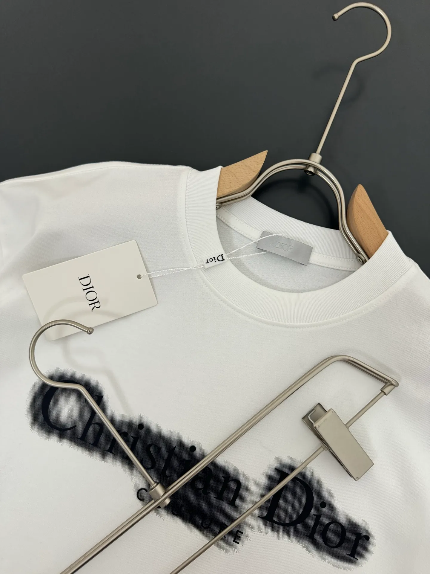 🅿️200 DIOR*Dior*320g heavyweight pure cotton T-shirt, thick, breathable and loose fit. Printed logo design. Spring and summer new round neck fashionable short-sleeved T-shirt. Comfortable against the skin, durable and easy to wear. Meticulous original craftsmanship, a must-have for casual and versatile colors. Color: Black, White, Anchor Red. Size: S M L XL XXL.