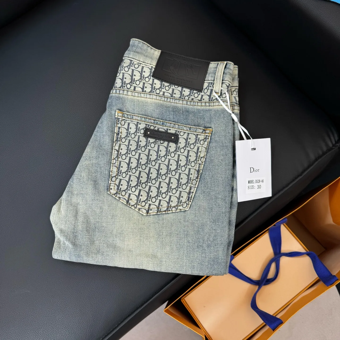 🅿️260 Style number: D268 DIOR25 new spring and summer printed letter washed fashionable casual straight leg jeans. Limited order from overseas trading companies, European straight hair, high-quality products are rare and limited quantity.  Color #Washed Blue Size #29 30 31 32 33 34 36 38 25 New style jeans, made of high-quality denim fabric, containing 92% cotton, 6.4% polyester, and 1.6% spandex. The integration of such a high content of cotton and spandex fabric makes the pants feel soft and delicate, the upper body is comfortable and elastic, and the workmanship is exquisite, highlighting the ultra-high brand charm.  Three standards are complete. Size reference: 29 yards waist 74 pants length 100 30 yards waist 77 pants length 101 31 yards waist 80 pants length 102 32 yards waist 83 pants length 103 33 yards waist 86 pants length 104 34 yards waist 89 pants length 105 36 yards waist 94 pants length 107 38 yards waist 96 pants length 108