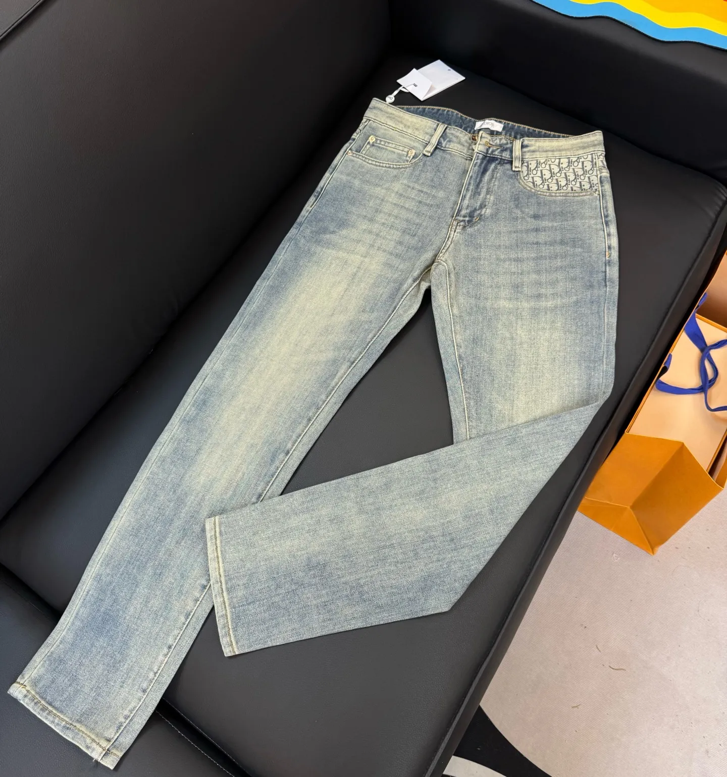 🅿️260 Style number: D268 DIOR25 new spring and summer printed letter washed fashionable casual straight leg jeans. Limited order from overseas trading companies, European straight hair, high-quality products are rare and limited quantity.  Color #Washed Blue Size #29 30 31 32 33 34 36 38 25 New style jeans, made of high-quality denim fabric, containing 92% cotton, 6.4% polyester, and 1.6% spandex. The integration of such a high content of cotton and spandex fabric makes the pants feel soft and delicate, the upper body is comfortable and elastic, and the workmanship is exquisite, highlighting the ultra-high brand charm.  Three standards are complete. Size reference: 29 yards waist 74 pants length 100 30 yards waist 77 pants length 101 31 yards waist 80 pants length 102 32 yards waist 83 pants length 103 33 yards waist 86 pants length 104 34 yards waist 89 pants length 105 36 yards waist 94 pants length 107 38 yards waist 96 pants length 108