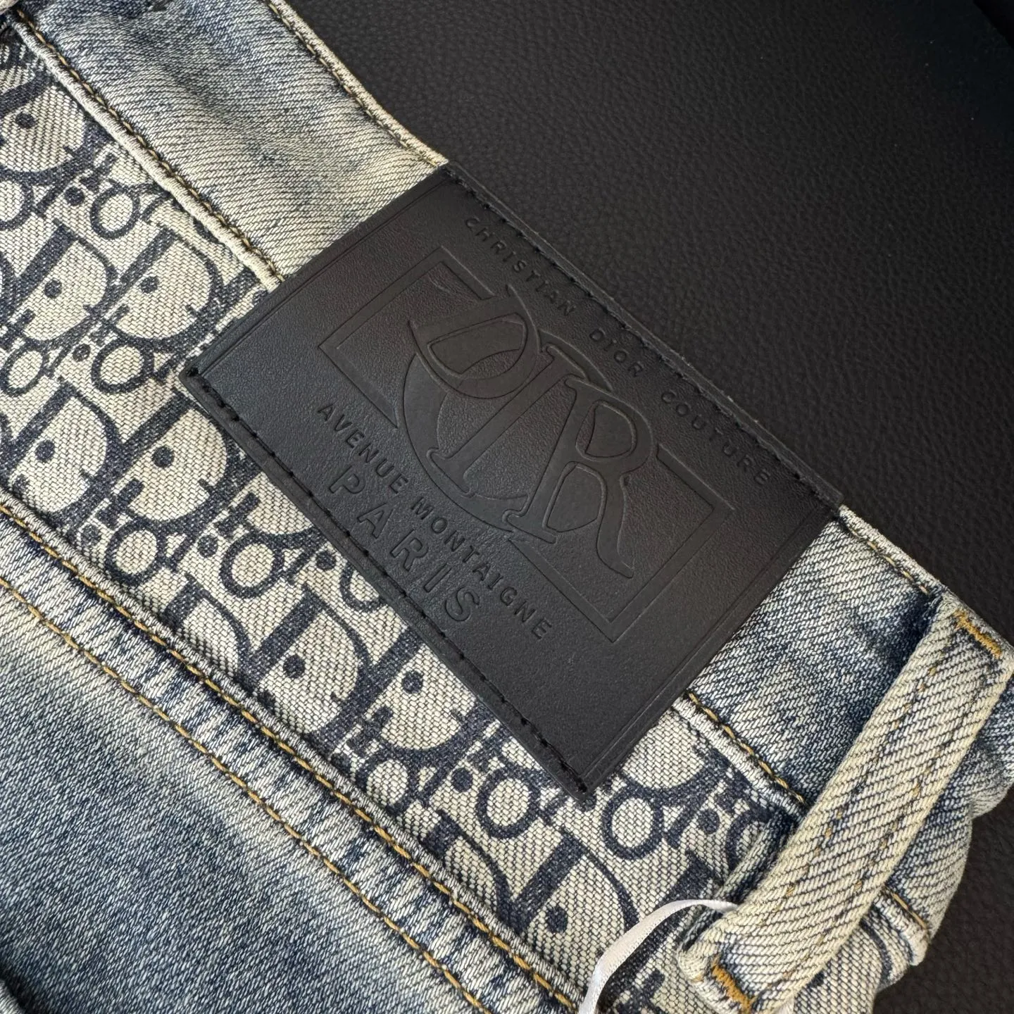 🅿️260 Style number: D268 DIOR25 new spring and summer printed letter washed fashionable casual straight leg jeans. Limited order from overseas trading companies, European straight hair, high-quality products are rare and limited quantity.  Color #Washed Blue Size #29 30 31 32 33 34 36 38 25 New style jeans, made of high-quality denim fabric, containing 92% cotton, 6.4% polyester, and 1.6% spandex. The integration of such a high content of cotton and spandex fabric makes the pants feel soft and delicate, the upper body is comfortable and elastic, and the workmanship is exquisite, highlighting the ultra-high brand charm.  Three standards are complete. Size reference: 29 yards waist 74 pants length 100 30 yards waist 77 pants length 101 31 yards waist 80 pants length 102 32 yards waist 83 pants length 103 33 yards waist 86 pants length 104 34 yards waist 89 pants length 105 36 yards waist 94 pants length 107 38 yards waist 96 pants length 108