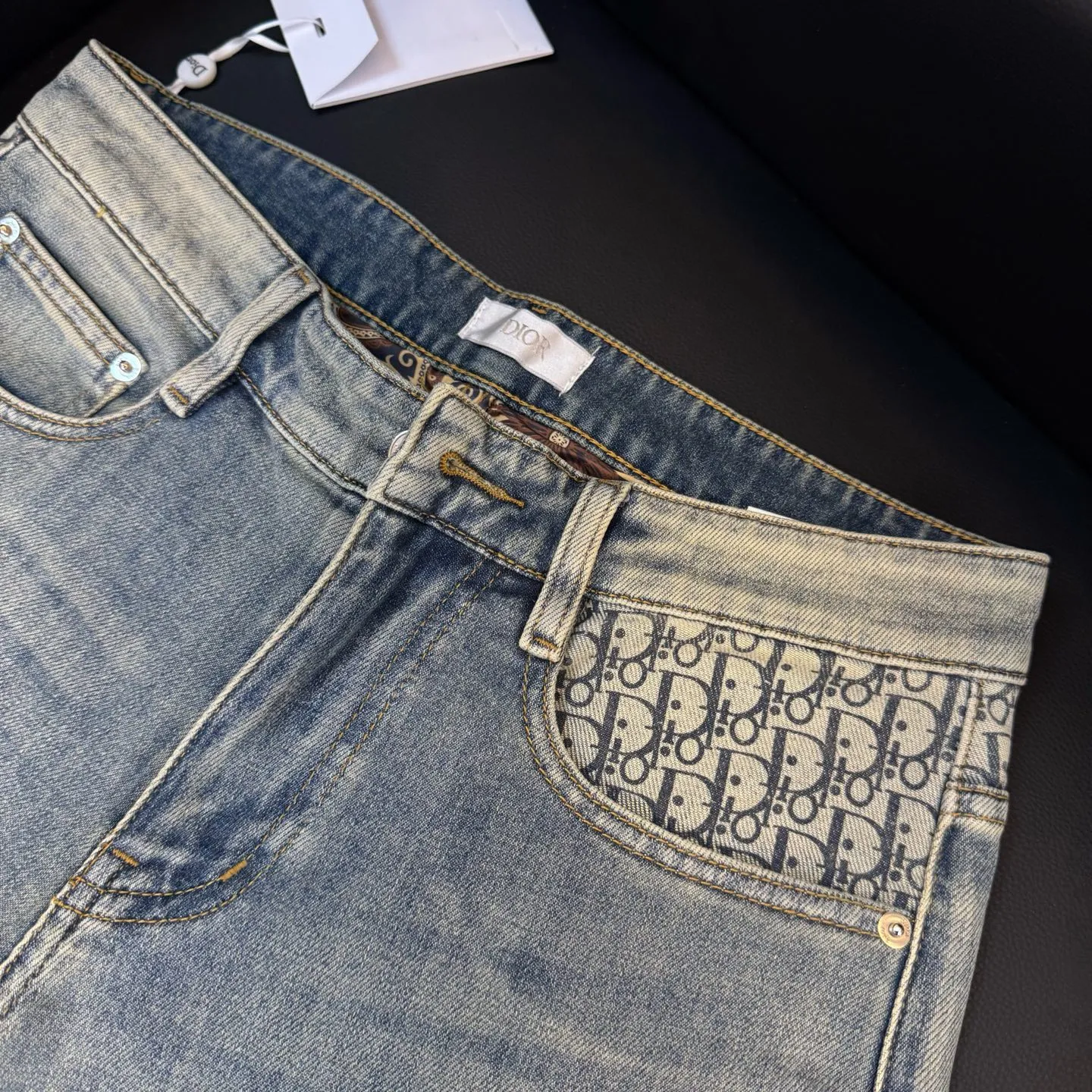 🅿️260 Style number: D268 DIOR25 new spring and summer printed letter washed fashionable casual straight leg jeans. Limited order from overseas trading companies, European straight hair, high-quality products are rare and limited quantity.  Color #Washed Blue Size #29 30 31 32 33 34 36 38 25 New style jeans, made of high-quality denim fabric, containing 92% cotton, 6.4% polyester, and 1.6% spandex. The integration of such a high content of cotton and spandex fabric makes the pants feel soft and delicate, the upper body is comfortable and elastic, and the workmanship is exquisite, highlighting the ultra-high brand charm.  Three standards are complete. Size reference: 29 yards waist 74 pants length 100 30 yards waist 77 pants length 101 31 yards waist 80 pants length 102 32 yards waist 83 pants length 103 33 yards waist 86 pants length 104 34 yards waist 89 pants length 105 36 yards waist 94 pants length 107 38 yards waist 96 pants length 108
