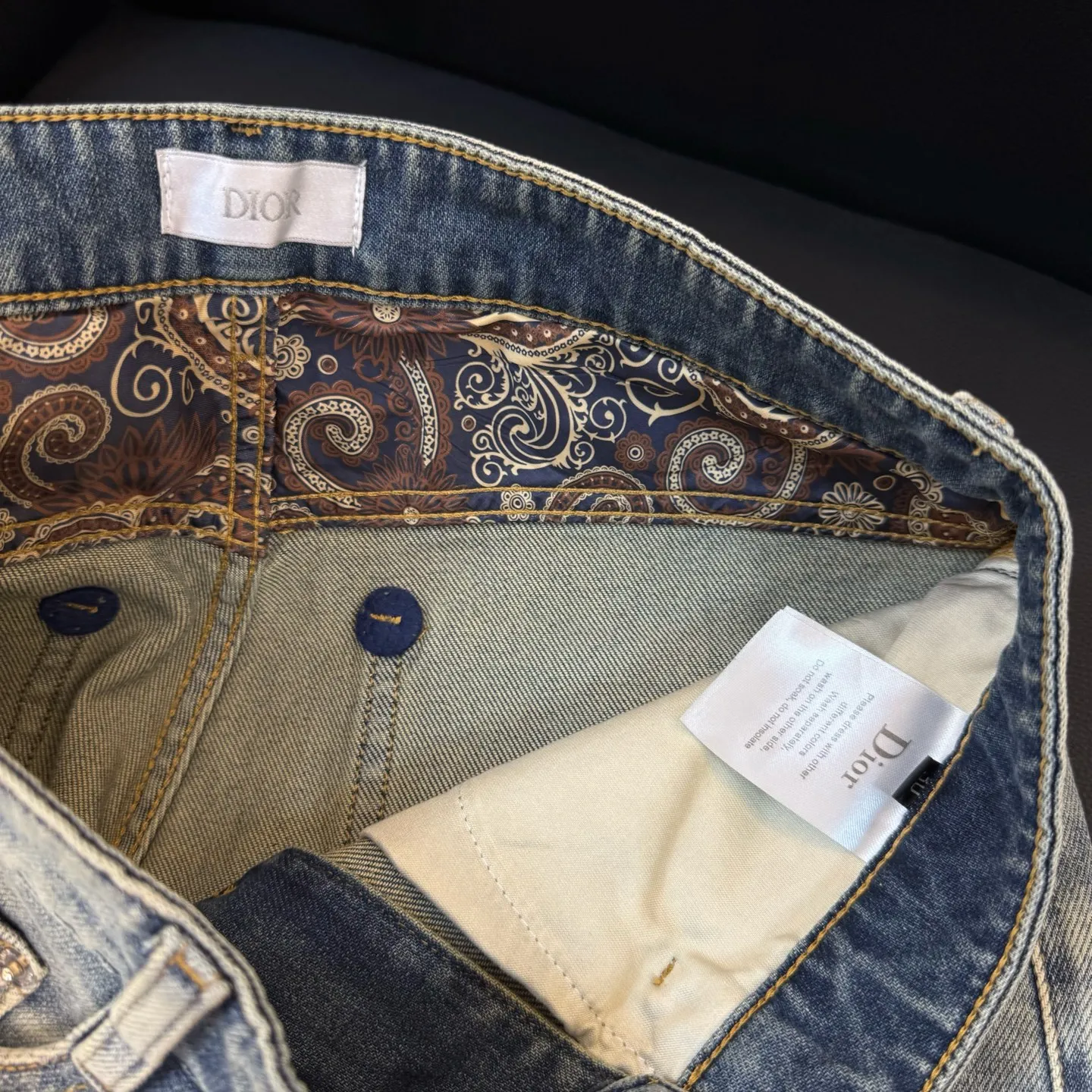 🅿️260 Style number: D268 DIOR25 new spring and summer printed letter washed fashionable casual straight leg jeans. Limited order from overseas trading companies, European straight hair, high-quality products are rare and limited quantity.  Color #Washed Blue Size #29 30 31 32 33 34 36 38 25 New style jeans, made of high-quality denim fabric, containing 92% cotton, 6.4% polyester, and 1.6% spandex. The integration of such a high content of cotton and spandex fabric makes the pants feel soft and delicate, the upper body is comfortable and elastic, and the workmanship is exquisite, highlighting the ultra-high brand charm.  Three standards are complete. Size reference: 29 yards waist 74 pants length 100 30 yards waist 77 pants length 101 31 yards waist 80 pants length 102 32 yards waist 83 pants length 103 33 yards waist 86 pants length 104 34 yards waist 89 pants length 105 36 yards waist 94 pants length 107 38 yards waist 96 pants length 108