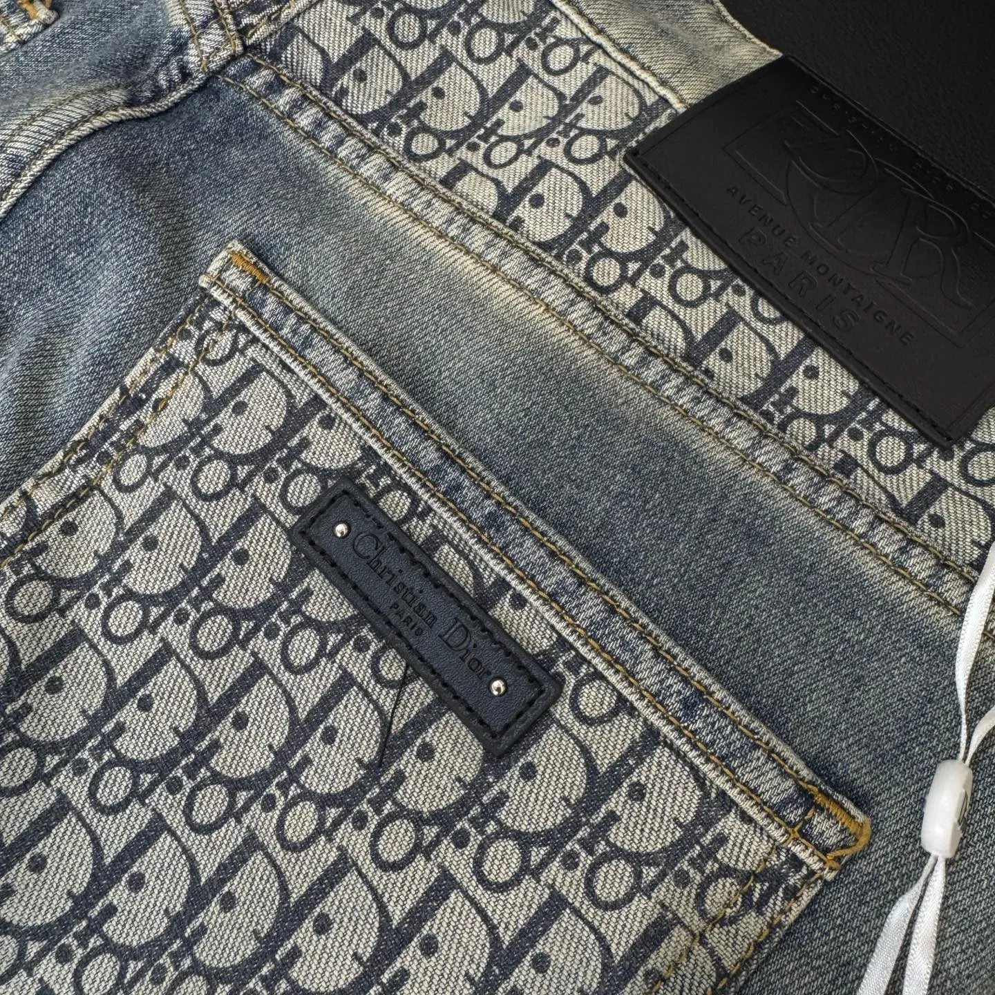 🅿️260 Style number: D268 DIOR25 new spring and summer printed letter washed fashionable casual straight leg jeans. Limited order from overseas trading companies, European straight hair, high-quality products are rare and limited quantity.  Color #Washed Blue Size #29 30 31 32 33 34 36 38 25 New style jeans, made of high-quality denim fabric, containing 92% cotton, 6.4% polyester, and 1.6% spandex. The integration of such a high content of cotton and spandex fabric makes the pants feel soft and delicate, the upper body is comfortable and elastic, and the workmanship is exquisite, highlighting the ultra-high brand charm.  Three standards are complete. Size reference: 29 yards waist 74 pants length 100 30 yards waist 77 pants length 101 31 yards waist 80 pants length 102 32 yards waist 83 pants length 103 33 yards waist 86 pants length 104 34 yards waist 89 pants length 105 36 yards waist 94 pants length 107 38 yards waist 96 pants length 108