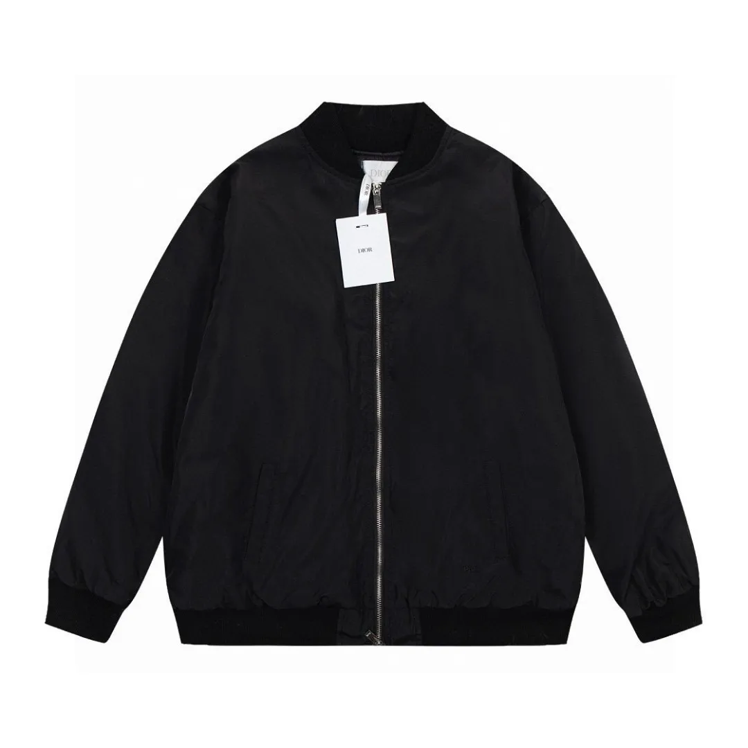 🅿️360 [Cotton Style] DIOR Autumn and Winter New Classic Letter Embroidered Back Bomber Jacket Couple Style Thickened Jacket Top 1️⃣Original development of the same high-end high-elastic polyester technology fabric as the Internet celebrity star, waterproof coating, thickened version with ultrasonic quilted cotton inside, the upper body is very soft and comfortable! 2️⃣The iconic logo embroidery design style, combined with the ribbed collar, hem and cuffs, is very youthful and energetic. It can be easily worn by both men and women, and is very in line with the fashion aesthetic concepts of today's young people! 3️⃣Complete three standards, same style for men and women, a must-have for couples Color: Black Size: S, M, L, XL