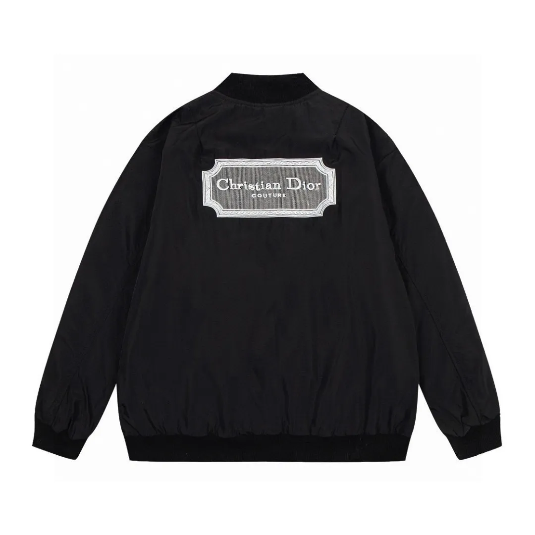 🅿️360 [Cotton Style] DIOR Autumn and Winter New Classic Letter Embroidered Back Bomber Jacket Couple Style Thickened Jacket Top 1️⃣Original development of the same high-end high-elastic polyester technology fabric as the Internet celebrity star, waterproof coating, thickened version with ultrasonic quilted cotton inside, the upper body is very soft and comfortable! 2️⃣The iconic logo embroidery design style, combined with the ribbed collar, hem and cuffs, is very youthful and energetic. It can be easily worn by both men and women, and is very in line with the fashion aesthetic concepts of today's young people! 3️⃣Complete three standards, same style for men and women, a must-have for couples Color: Black Size: S, M, L, XL