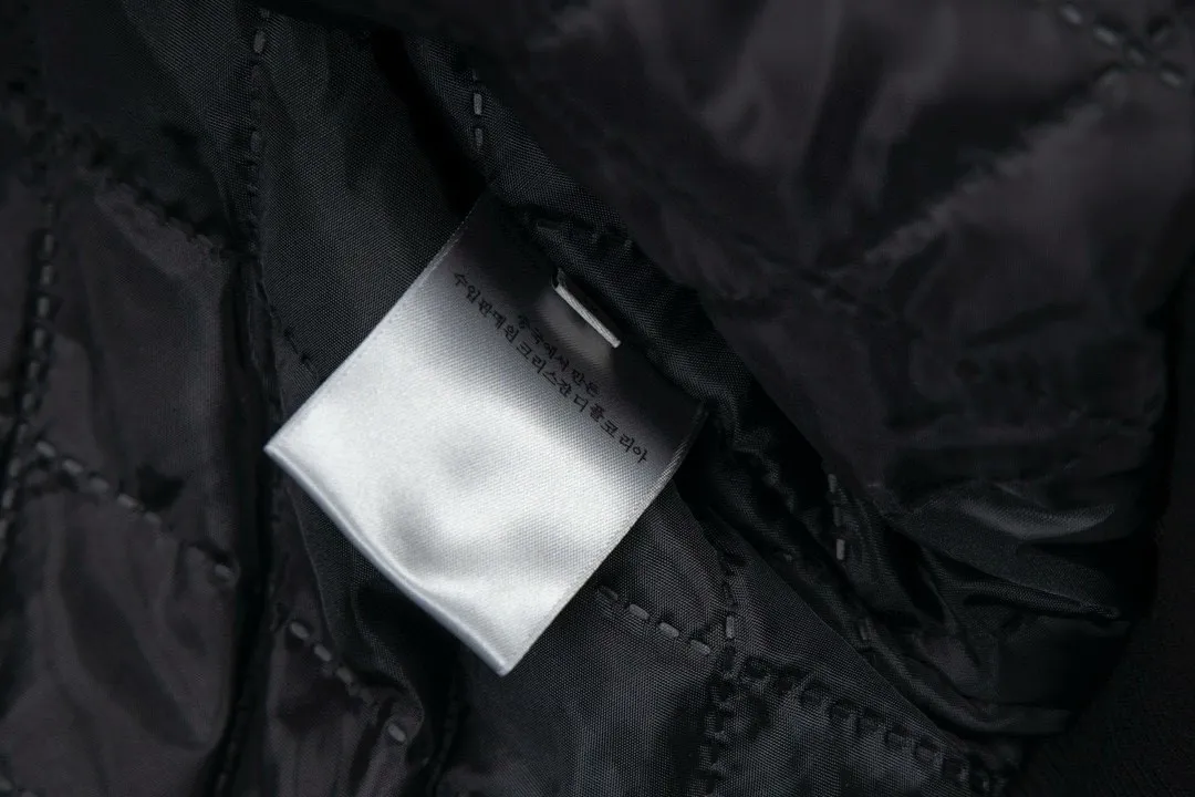 🅿️360 [Cotton Style] DIOR Autumn and Winter New Classic Letter Embroidered Back Bomber Jacket Couple Style Thickened Jacket Top 1️⃣Original development of the same high-end high-elastic polyester technology fabric as the Internet celebrity star, waterproof coating, thickened version with ultrasonic quilted cotton inside, the upper body is very soft and comfortable! 2️⃣The iconic logo embroidery design style, combined with the ribbed collar, hem and cuffs, is very youthful and energetic. It can be easily worn by both men and women, and is very in line with the fashion aesthetic concepts of today's young people! 3️⃣Complete three standards, same style for men and women, a must-have for couples Color: Black Size: S, M, L, XL