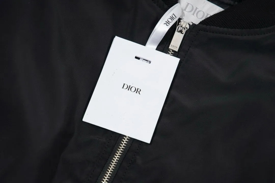🅿️360 [Cotton Style] DIOR Autumn and Winter New Classic Letter Embroidered Back Bomber Jacket Couple Style Thickened Jacket Top 1️⃣Original development of the same high-end high-elastic polyester technology fabric as the Internet celebrity star, waterproof coating, thickened version with ultrasonic quilted cotton inside, the upper body is very soft and comfortable! 2️⃣The iconic logo embroidery design style, combined with the ribbed collar, hem and cuffs, is very youthful and energetic. It can be easily worn by both men and women, and is very in line with the fashion aesthetic concepts of today's young people! 3️⃣Complete three standards, same style for men and women, a must-have for couples Color: Black Size: S, M, L, XL
