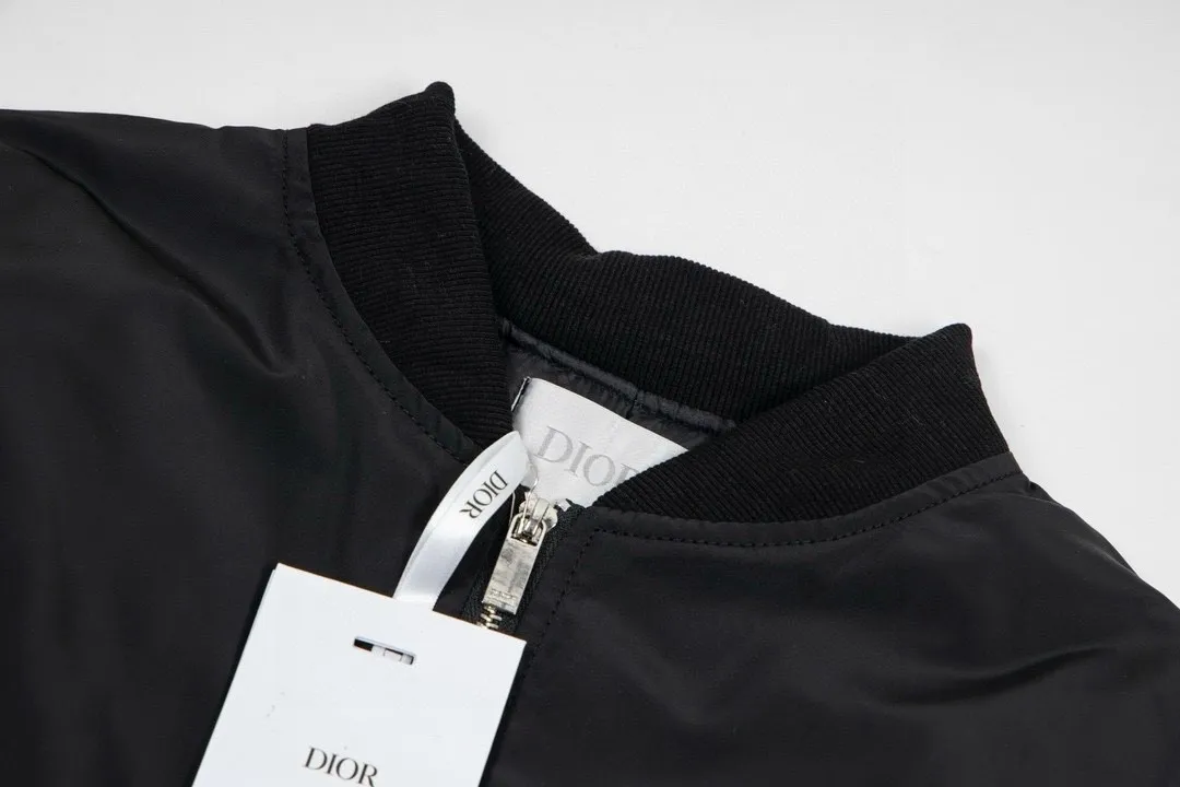 🅿️360 [Cotton Style] DIOR Autumn and Winter New Classic Letter Embroidered Back Bomber Jacket Couple Style Thickened Jacket Top 1️⃣Original development of the same high-end high-elastic polyester technology fabric as the Internet celebrity star, waterproof coating, thickened version with ultrasonic quilted cotton inside, the upper body is very soft and comfortable! 2️⃣The iconic logo embroidery design style, combined with the ribbed collar, hem and cuffs, is very youthful and energetic. It can be easily worn by both men and women, and is very in line with the fashion aesthetic concepts of today's young people! 3️⃣Complete three standards, same style for men and women, a must-have for couples Color: Black Size: S, M, L, XL
