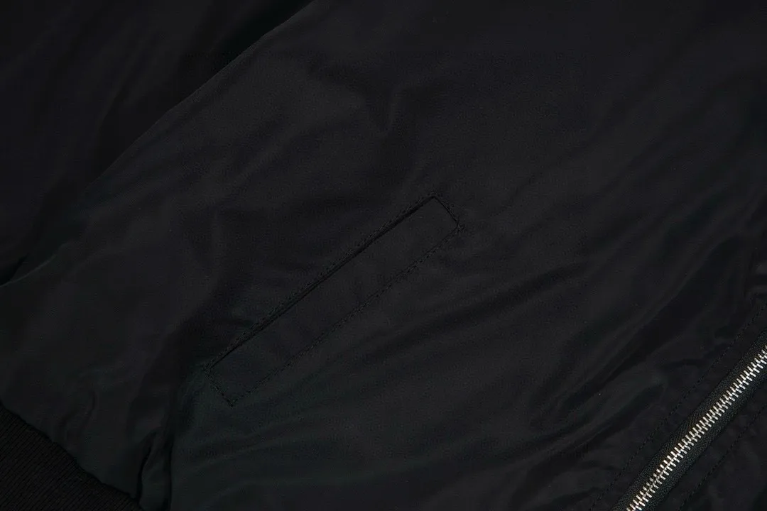 🅿️360 [Cotton Style] DIOR Autumn and Winter New Classic Letter Embroidered Back Bomber Jacket Couple Style Thickened Jacket Top 1️⃣Original development of the same high-end high-elastic polyester technology fabric as the Internet celebrity star, waterproof coating, thickened version with ultrasonic quilted cotton inside, the upper body is very soft and comfortable! 2️⃣The iconic logo embroidery design style, combined with the ribbed collar, hem and cuffs, is very youthful and energetic. It can be easily worn by both men and women, and is very in line with the fashion aesthetic concepts of today's young people! 3️⃣Complete three standards, same style for men and women, a must-have for couples Color: Black Size: S, M, L, XL