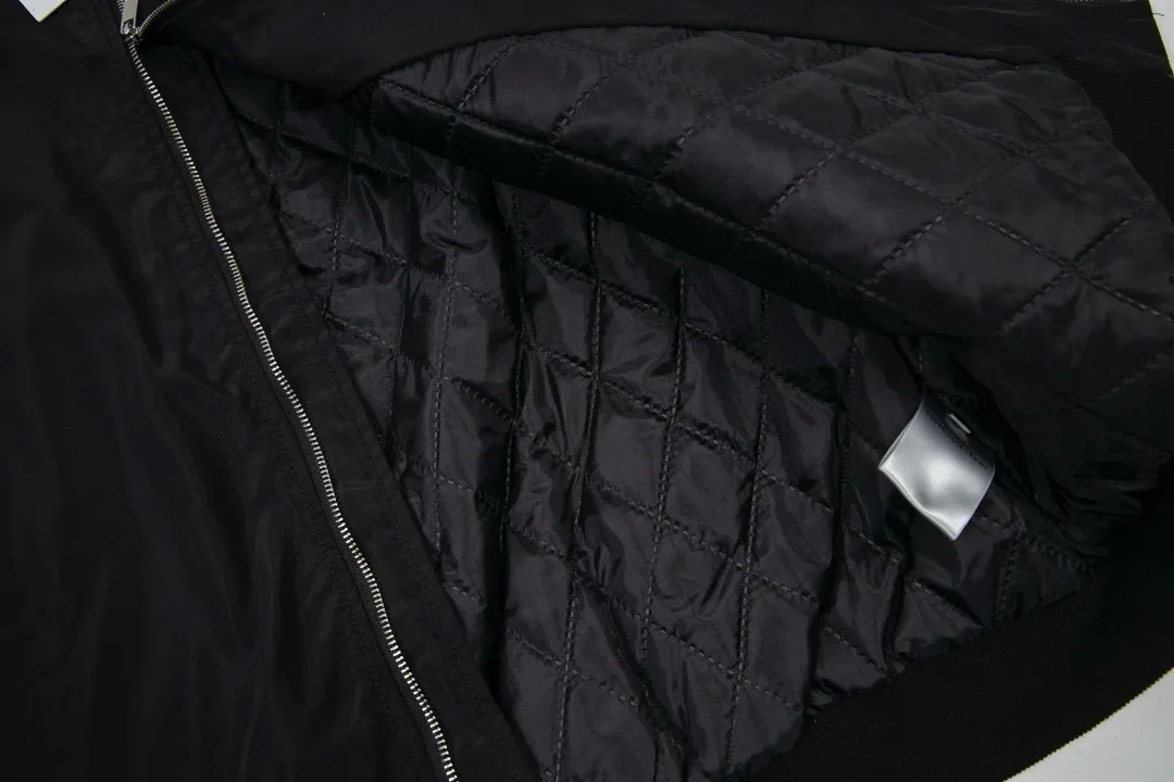 🅿️360 [Cotton Style] DIOR Autumn and Winter New Classic Letter Embroidered Back Bomber Jacket Couple Style Thickened Jacket Top 1️⃣Original development of the same high-end high-elastic polyester technology fabric as the Internet celebrity star, waterproof coating, thickened version with ultrasonic quilted cotton inside, the upper body is very soft and comfortable! 2️⃣The iconic logo embroidery design style, combined with the ribbed collar, hem and cuffs, is very youthful and energetic. It can be easily worn by both men and women, and is very in line with the fashion aesthetic concepts of today's young people! 3️⃣Complete three standards, same style for men and women, a must-have for couples Color: Black Size: S, M, L, XL
