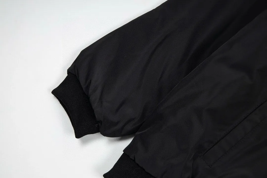 🅿️360 [Cotton Style] DIOR Autumn and Winter New Classic Letter Embroidered Back Bomber Jacket Couple Style Thickened Jacket Top 1️⃣Original development of the same high-end high-elastic polyester technology fabric as the Internet celebrity star, waterproof coating, thickened version with ultrasonic quilted cotton inside, the upper body is very soft and comfortable! 2️⃣The iconic logo embroidery design style, combined with the ribbed collar, hem and cuffs, is very youthful and energetic. It can be easily worn by both men and women, and is very in line with the fashion aesthetic concepts of today's young people! 3️⃣Complete three standards, same style for men and women, a must-have for couples Color: Black Size: S, M, L, XL