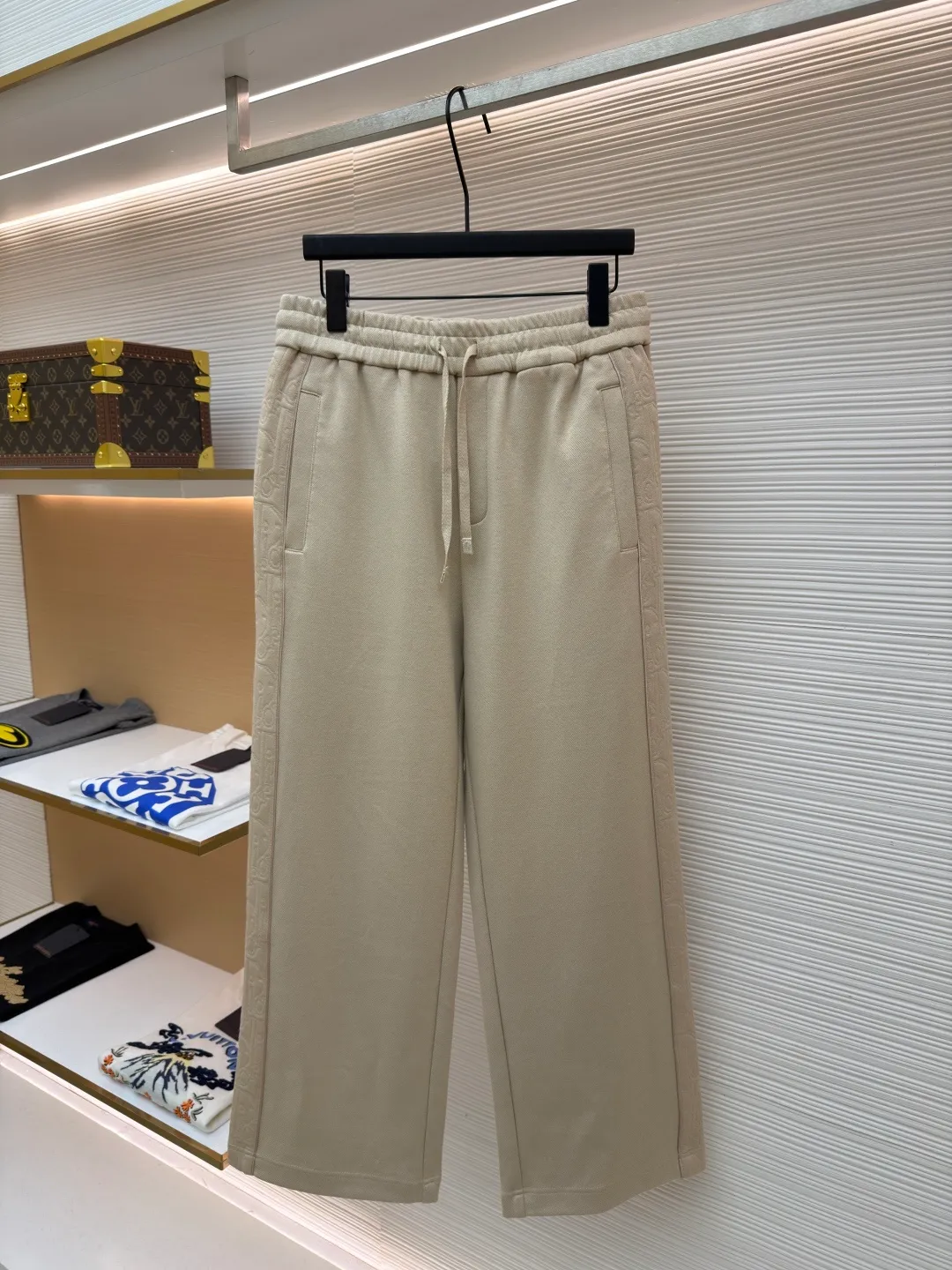 Dior jersey Oblique printed straight trousers ●Item number: 1682110-B05 ●Material: knitted fabric ●Technology: Printed production ●Color: Khaki ●Fit: fitted ●Weight: approx. 710g ●Size: S-M-L-XL ●Description: Crafted from navy blue cotton-blend jersey fabric, the sleeves are decorated with Oblique printed panels and have side welt pockets for a unique look. Wear with trousers from the collection. Sleeves decorated with Oblique print panels. Stand collar. Two-way zip fastening with Dior signature zip pull. Ribbed cuffs and hem. Body: 38% cotton, 32% polyester, 30% nylon. Lining: 51% cotton, 49% viscose. The overall wiring is straight and delicate, the fabric is comfortable and soft, and the color is consistent without color difference. It can be matched with the same style to create a fashionable look and control various occasions. Customized accessories, complete with three standards, same style for men and women!