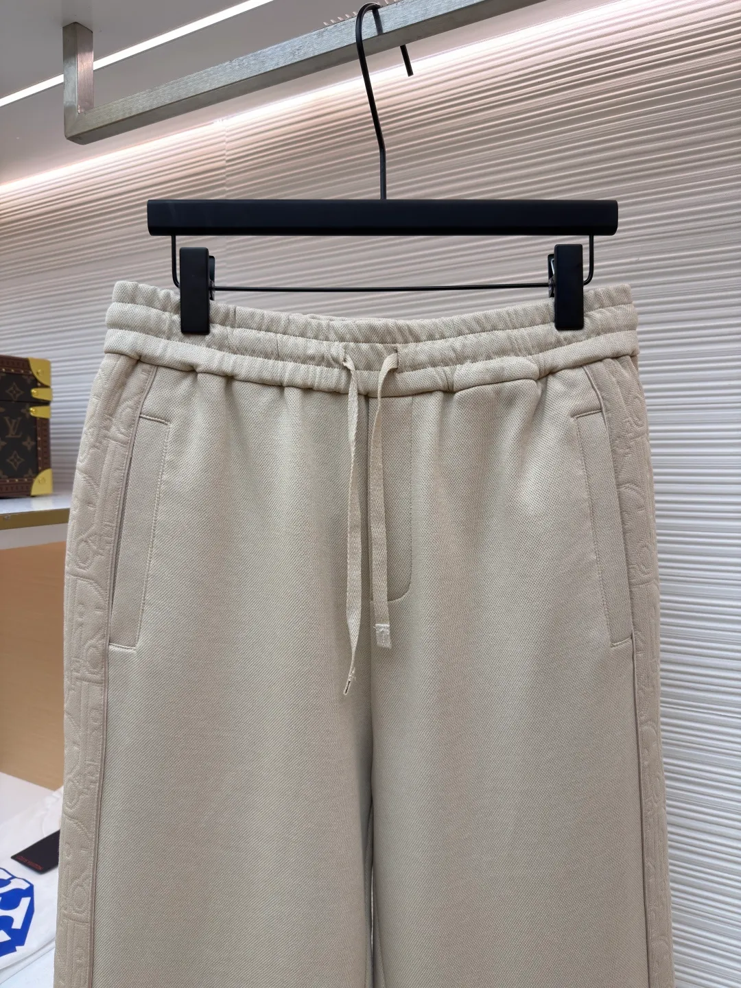 Dior jersey Oblique printed straight trousers ●Item number: 1682110-B05 ●Material: knitted fabric ●Technology: Printed production ●Color: Khaki ●Fit: fitted ●Weight: approx. 710g ●Size: S-M-L-XL ●Description: Crafted from navy blue cotton-blend jersey fabric, the sleeves are decorated with Oblique printed panels and have side welt pockets for a unique look. Wear with trousers from the collection. Sleeves decorated with Oblique print panels. Stand collar. Two-way zip fastening with Dior signature zip pull. Ribbed cuffs and hem. Body: 38% cotton, 32% polyester, 30% nylon. Lining: 51% cotton, 49% viscose. The overall wiring is straight and delicate, the fabric is comfortable and soft, and the color is consistent without color difference. It can be matched with the same style to create a fashionable look and control various occasions. Customized accessories, complete with three standards, same style for men and women!