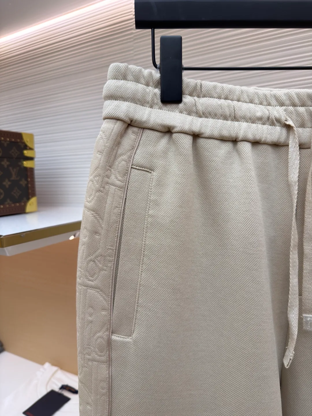 Dior jersey Oblique printed straight trousers ●Item number: 1682110-B05 ●Material: knitted fabric ●Technology: Printed production ●Color: Khaki ●Fit: fitted ●Weight: approx. 710g ●Size: S-M-L-XL ●Description: Crafted from navy blue cotton-blend jersey fabric, the sleeves are decorated with Oblique printed panels and have side welt pockets for a unique look. Wear with trousers from the collection. Sleeves decorated with Oblique print panels. Stand collar. Two-way zip fastening with Dior signature zip pull. Ribbed cuffs and hem. Body: 38% cotton, 32% polyester, 30% nylon. Lining: 51% cotton, 49% viscose. The overall wiring is straight and delicate, the fabric is comfortable and soft, and the color is consistent without color difference. It can be matched with the same style to create a fashionable look and control various occasions. Customized accessories, complete with three standards, same style for men and women!