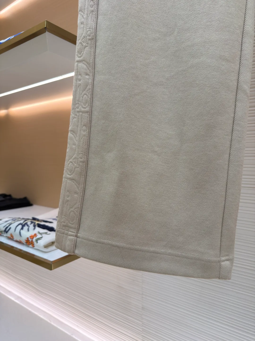 Dior jersey Oblique printed straight trousers ●Item number: 1682110-B05 ●Material: knitted fabric ●Technology: Printed production ●Color: Khaki ●Fit: fitted ●Weight: approx. 710g ●Size: S-M-L-XL ●Description: Crafted from navy blue cotton-blend jersey fabric, the sleeves are decorated with Oblique printed panels and have side welt pockets for a unique look. Wear with trousers from the collection. Sleeves decorated with Oblique print panels. Stand collar. Two-way zip fastening with Dior signature zip pull. Ribbed cuffs and hem. Body: 38% cotton, 32% polyester, 30% nylon. Lining: 51% cotton, 49% viscose. The overall wiring is straight and delicate, the fabric is comfortable and soft, and the color is consistent without color difference. It can be matched with the same style to create a fashionable look and control various occasions. Customized accessories, complete with three standards, same style for men and women!