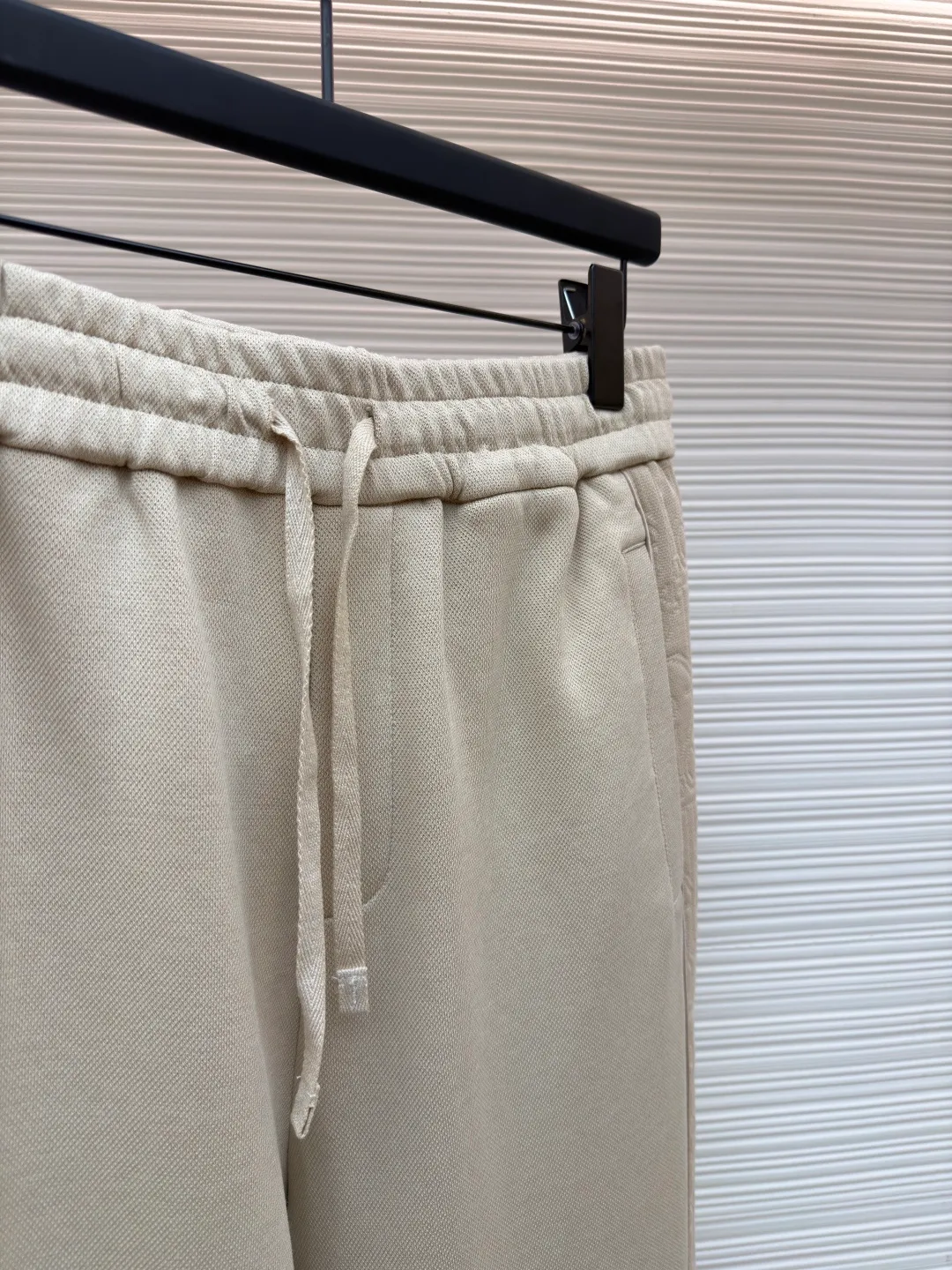 Dior jersey Oblique printed straight trousers ●Item number: 1682110-B05 ●Material: knitted fabric ●Technology: Printed production ●Color: Khaki ●Fit: fitted ●Weight: approx. 710g ●Size: S-M-L-XL ●Description: Crafted from navy blue cotton-blend jersey fabric, the sleeves are decorated with Oblique printed panels and have side welt pockets for a unique look. Wear with trousers from the collection. Sleeves decorated with Oblique print panels. Stand collar. Two-way zip fastening with Dior signature zip pull. Ribbed cuffs and hem. Body: 38% cotton, 32% polyester, 30% nylon. Lining: 51% cotton, 49% viscose. The overall wiring is straight and delicate, the fabric is comfortable and soft, and the color is consistent without color difference. It can be matched with the same style to create a fashionable look and control various occasions. Customized accessories, complete with three standards, same style for men and women!