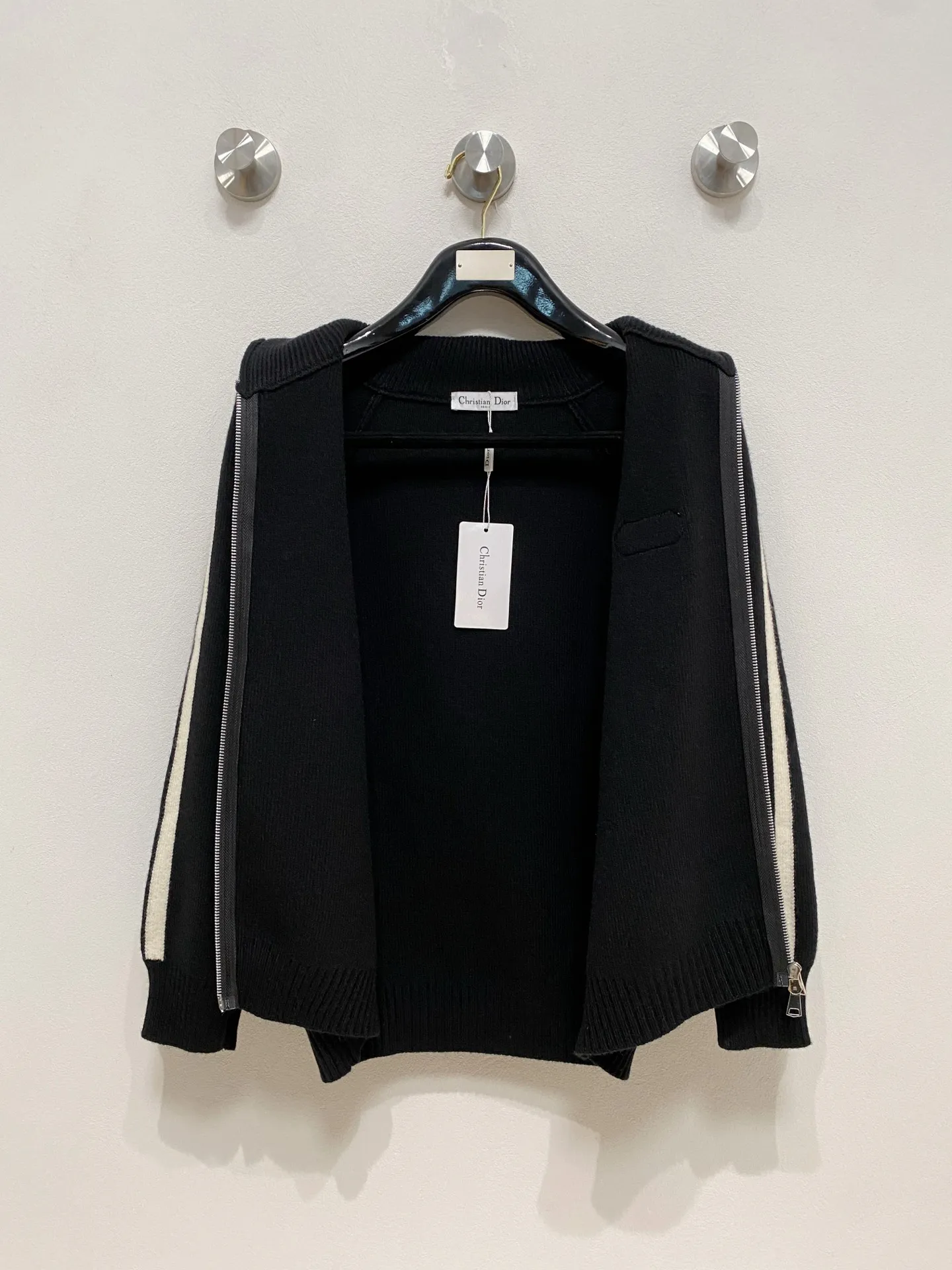 🅿️540 Dior autumn and winter classic cardigan sweater, in full condition! ! ! Wool blended fabric, the latest model in 2025, golden ratio! ! Slim-fitting soft gold, versatile and practical item, the combination and practicality are extremely powerful, simple and elegant, and classy! To create your own style, it is highly recommended to buy it in two colors. The standard slim fit tailoring process is suitable for both young and old men. It is knitted from wool and will not cause any discomfort! While keeping warm, it is stylish, textured and wearable, and the classic logo with contrasting colors on the chest feels in place! ! Recommended for regular customers! ! Size M-3XL (maximum wear: 190 pounds)