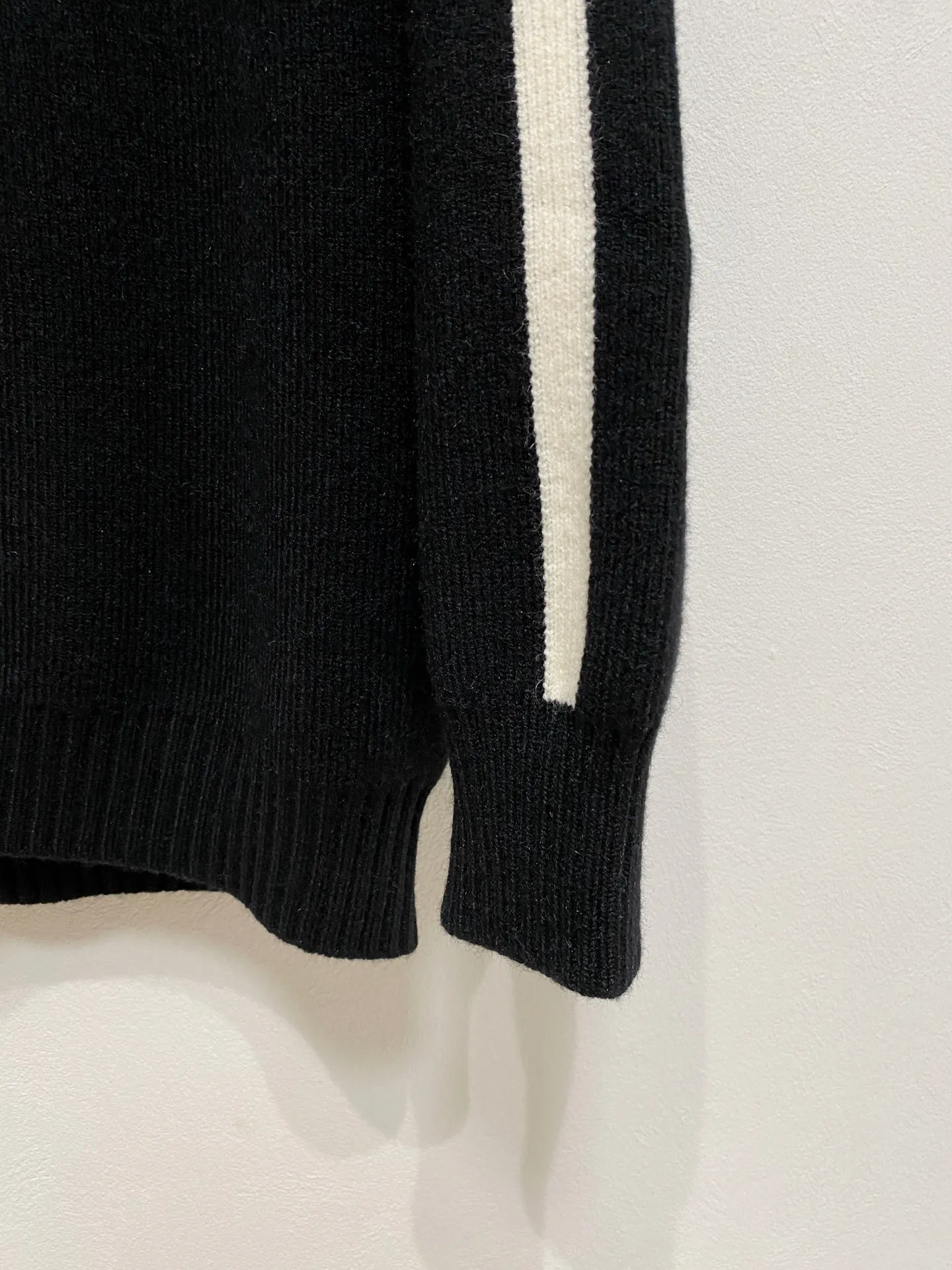 🅿️540 Dior autumn and winter classic cardigan sweater, in full condition! ! ! Wool blended fabric, the latest model in 2025, golden ratio! ! Slim-fitting soft gold, versatile and practical item, the combination and practicality are extremely powerful, simple and elegant, and classy! To create your own style, it is highly recommended to buy it in two colors. The standard slim fit tailoring process is suitable for both young and old men. It is knitted from wool and will not cause any discomfort! While keeping warm, it is stylish, textured and wearable, and the classic logo with contrasting colors on the chest feels in place! ! Recommended for regular customers! ! Size M-3XL (maximum wear: 190 pounds)