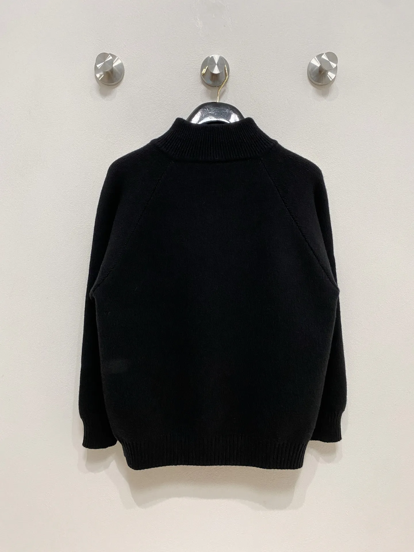 🅿️540 Dior autumn and winter classic cardigan sweater, in full condition! ! ! Wool blended fabric, the latest model in 2025, golden ratio! ! Slim-fitting soft gold, versatile and practical item, the combination and practicality are extremely powerful, simple and elegant, and classy! To create your own style, it is highly recommended to buy it in two colors. The standard slim fit tailoring process is suitable for both young and old men. It is knitted from wool and will not cause any discomfort! While keeping warm, it is stylish, textured and wearable, and the classic logo with contrasting colors on the chest feels in place! ! Recommended for regular customers! ! Size M-3XL (maximum wear: 190 pounds)