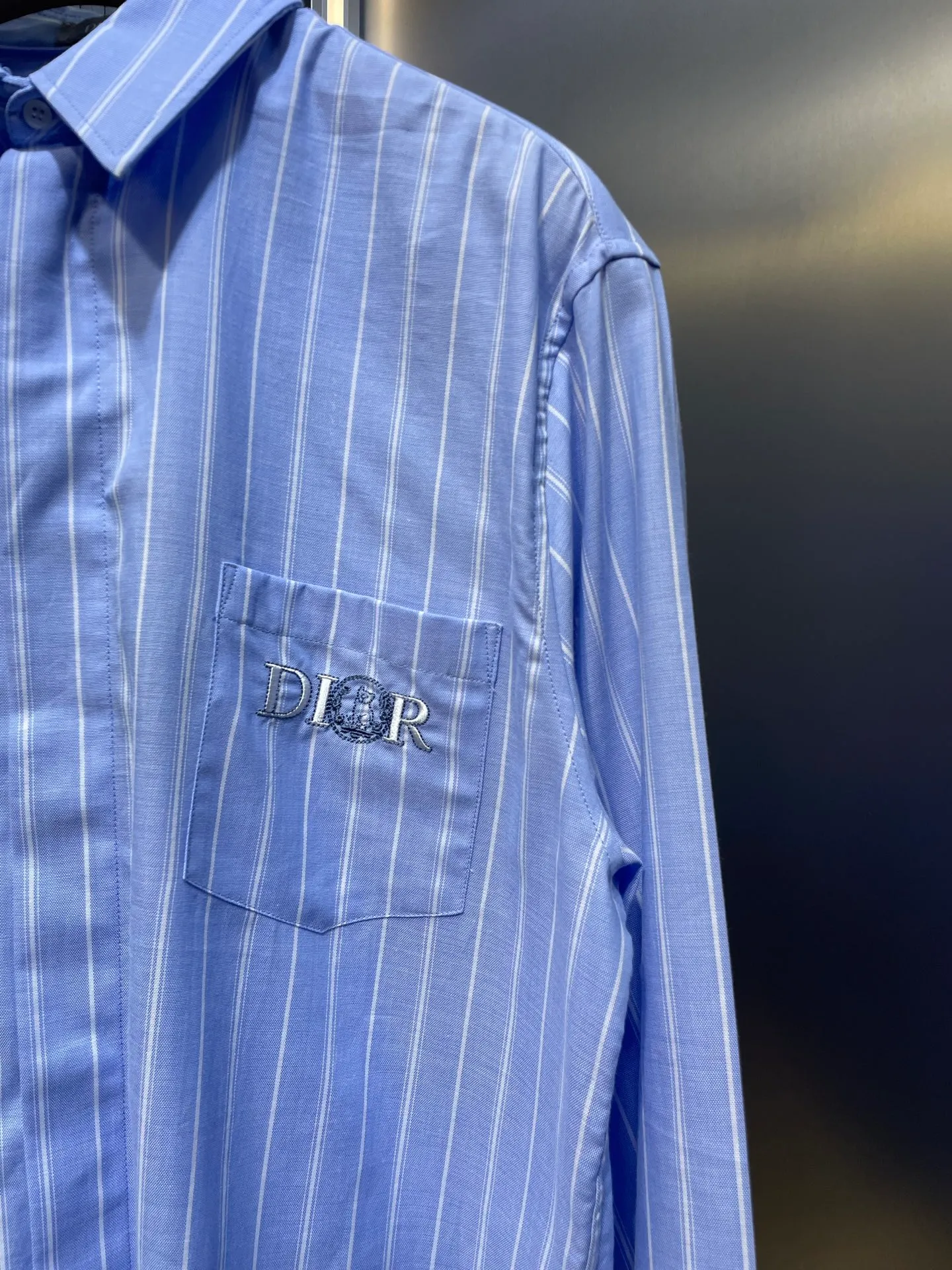 🅿️480 25ss🌟【Top Replica】The new shirt has both modern style and traditional beauty. Crafted from blue and white oxford cloth, it's finished with a striped pattern that showcases the signatures of this season's and hylton nel collaboration. A patch pocket on the chest and hidden button closure complete the design. Can be worn with everyday clothing. Code number: 39 40 41 42