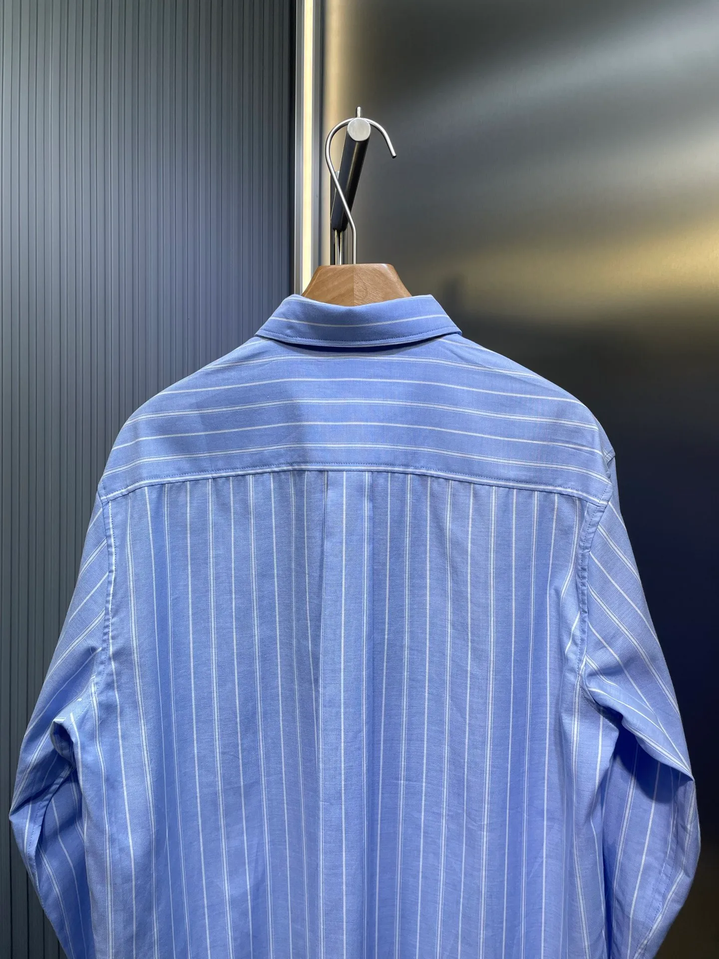🅿️480 25ss🌟【Top Replica】The new shirt has both modern style and traditional beauty. Crafted from blue and white oxford cloth, it's finished with a striped pattern that showcases the signatures of this season's and hylton nel collaboration. A patch pocket on the chest and hidden button closure complete the design. Can be worn with everyday clothing. Code number: 39 40 41 42