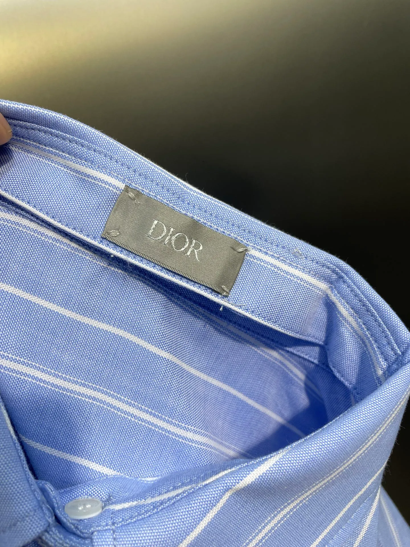 🅿️480 25ss🌟【Top Replica】The new shirt has both modern style and traditional beauty. Crafted from blue and white oxford cloth, it's finished with a striped pattern that showcases the signatures of this season's and hylton nel collaboration. A patch pocket on the chest and hidden button closure complete the design. Can be worn with everyday clothing. Code number: 39 40 41 42