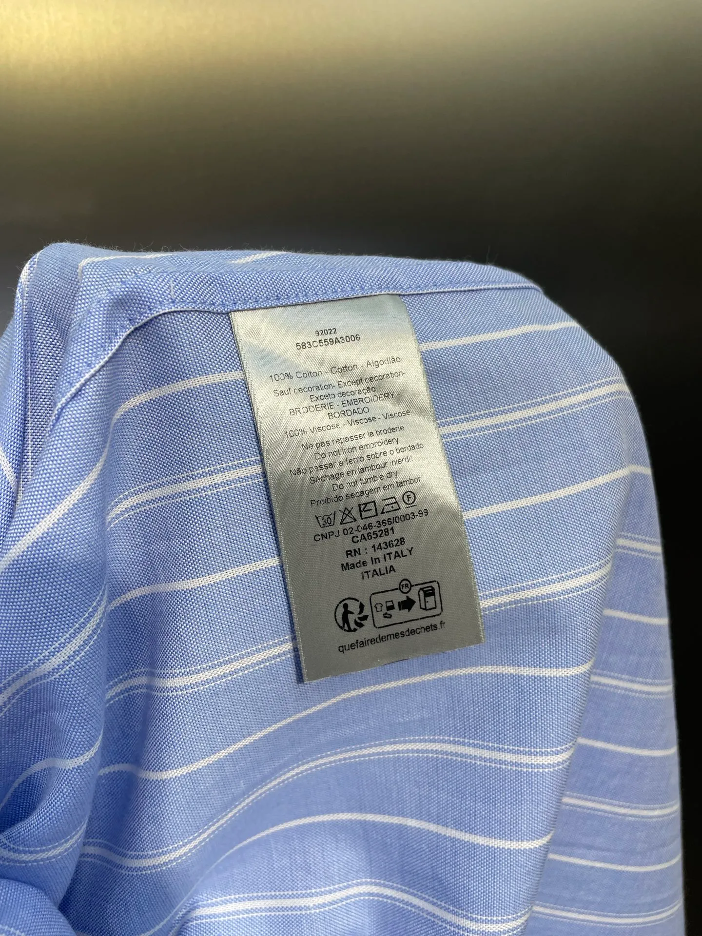 🅿️480 25ss🌟【Top Replica】The new shirt has both modern style and traditional beauty. Crafted from blue and white oxford cloth, it's finished with a striped pattern that showcases the signatures of this season's and hylton nel collaboration. A patch pocket on the chest and hidden button closure complete the design. Can be worn with everyday clothing. Code number: 39 40 41 42